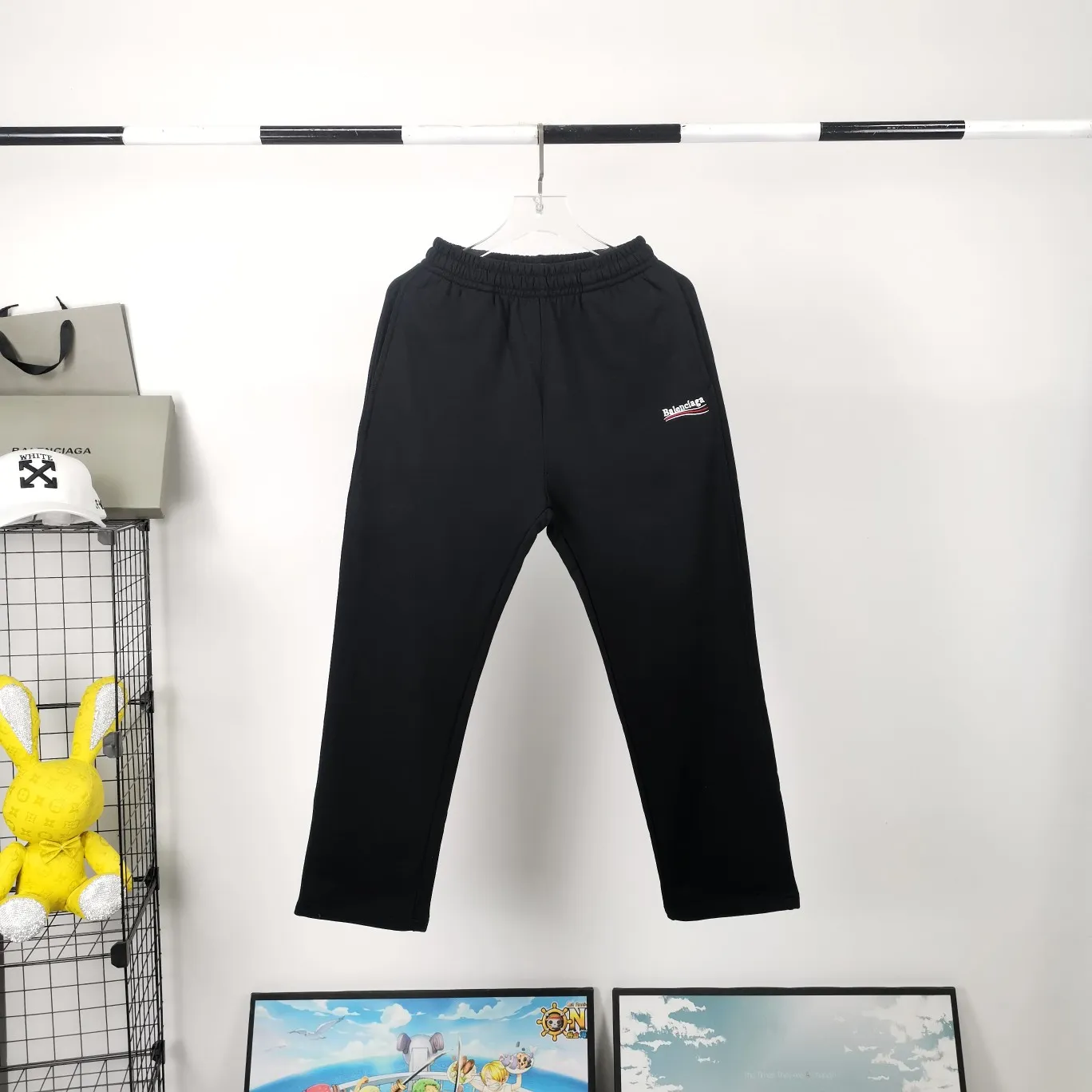 [New arrival] Top tried and tested version Balenciaga 21SS BLCG Balenciaga Wave Coke male and female couple celebrity same style pure cotton terry trousers sweatpants casual pants classic and versatile style is here! With these pants, they look perfect no matter what outfit you wear! Get it now! Customized special fabrics, ready-to-wear washable, soft and comfortable to the touch.  460 grams of dust-free sweatshirt fabric, washed and cut. Imported environmentally friendly water glue is added to the garment and washed twice to ensure consistent printing. Customized wash mark. This year's sincere shorts LOGO adopts Japanese Tajima embroidery technology, and the printing is full and meticulous. Color: Black/Grey/White/Blue Size: XS-L P:370