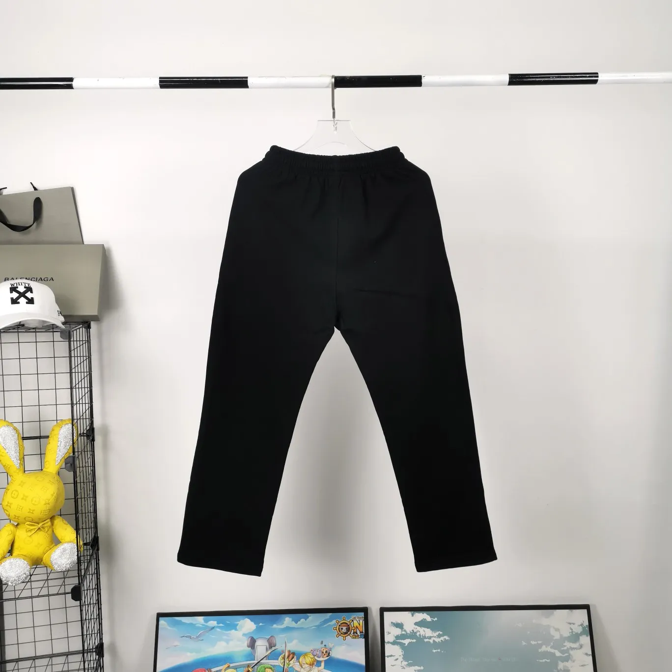 [New arrival] Top tried and tested version Balenciaga 21SS BLCG Balenciaga Wave Coke male and female couple celebrity same style pure cotton terry trousers sweatpants casual pants classic and versatile style is here! With these pants, they look perfect no matter what outfit you wear! Get it now! Customized special fabrics, ready-to-wear washable, soft and comfortable to the touch.  460 grams of dust-free sweatshirt fabric, washed and cut. Imported environmentally friendly water glue is added to the garment and washed twice to ensure consistent printing. Customized wash mark. This year's sincere shorts LOGO adopts Japanese Tajima embroidery technology, and the printing is full and meticulous. Color: Black/Grey/White/Blue Size: XS-L P:370