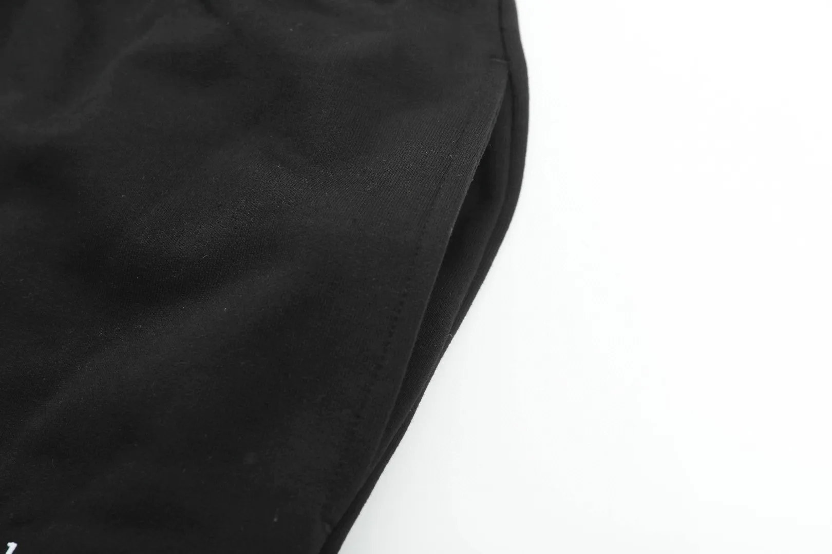 [New arrival] Top tried and tested version Balenciaga 21SS BLCG Balenciaga Wave Coke male and female couple celebrity same style pure cotton terry trousers sweatpants casual pants classic and versatile style is here! With these pants, they look perfect no matter what outfit you wear! Get it now! Customized special fabrics, ready-to-wear washable, soft and comfortable to the touch.  460 grams of dust-free sweatshirt fabric, washed and cut. Imported environmentally friendly water glue is added to the garment and washed twice to ensure consistent printing. Customized wash mark. This year's sincere shorts LOGO adopts Japanese Tajima embroidery technology, and the printing is full and meticulous. Color: Black/Grey/White/Blue Size: XS-L P:370