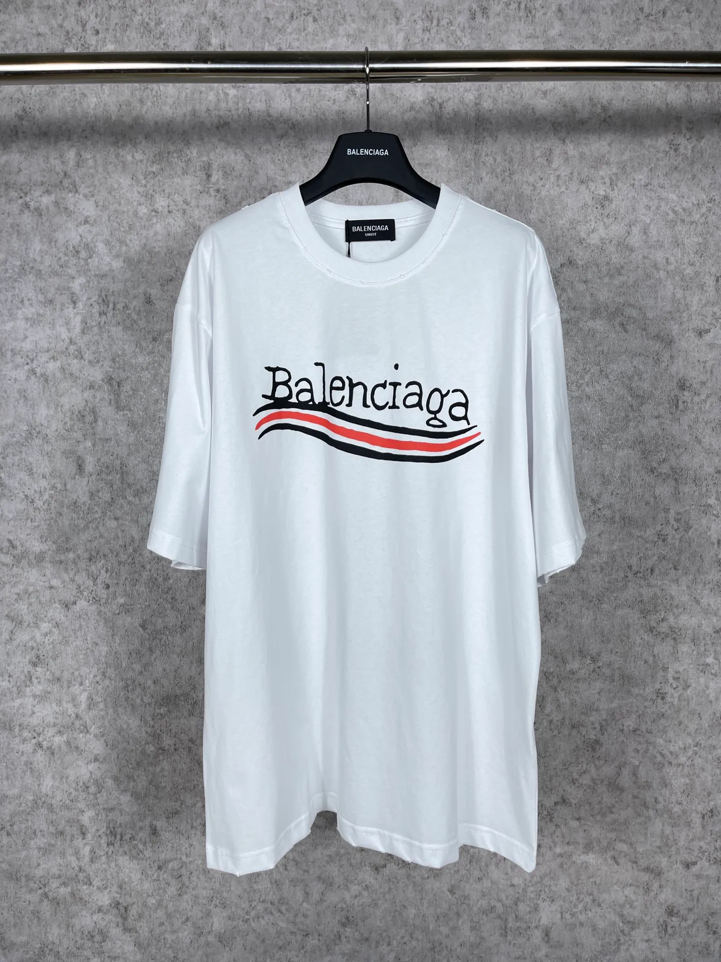 🅿️170 real photos [Top version. Official website quality] BALENCI*GA/Paris #New front and rear Coke classic LOGO graffiti rotten short-sleeved T-shirt #2023 spring and summer new style. Brick cabinet synchronization.                       The fabric is made of Paris ZP custom-woven and dyed cotton double yarn, with a weight of 260 grams. The cloth surface is clean. The cloth pattern is clear, soft and comfortable. It has good color fastness and is not easy to change color. The printing uses a circular machine to imitate hand-painted effects. There are no burrs. The color is returned to the original board and the brick cabinet is restored. The version adopts OS loose shoulder version. Same style for men and women. Code: BL223002 Color: black, white, colorful blue, yellow Size: XS S M L