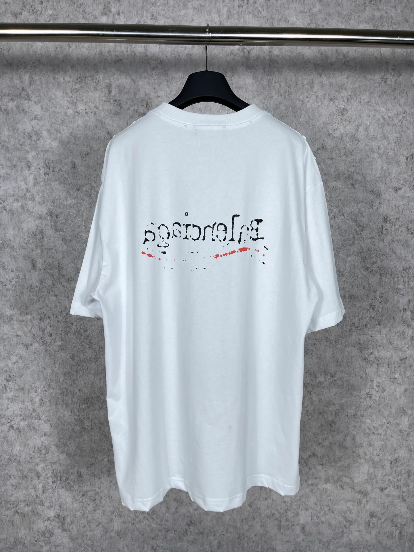 🅿️170 real photos [Top version. Official website quality] BALENCI*GA/Paris #New front and rear Coke classic LOGO graffiti rotten short-sleeved T-shirt #2023 spring and summer new style. Brick cabinet synchronization.                       The fabric is made of Paris ZP custom-woven and dyed cotton double yarn, with a weight of 260 grams. The cloth surface is clean. The cloth pattern is clear, soft and comfortable. It has good color fastness and is not easy to change color. The printing uses a circular machine to imitate hand-painted effects. There are no burrs. The color is returned to the original board and the brick cabinet is restored. The version adopts OS loose shoulder version. Same style for men and women. Code: BL223002 Color: black, white, colorful blue, yellow Size: XS S M L