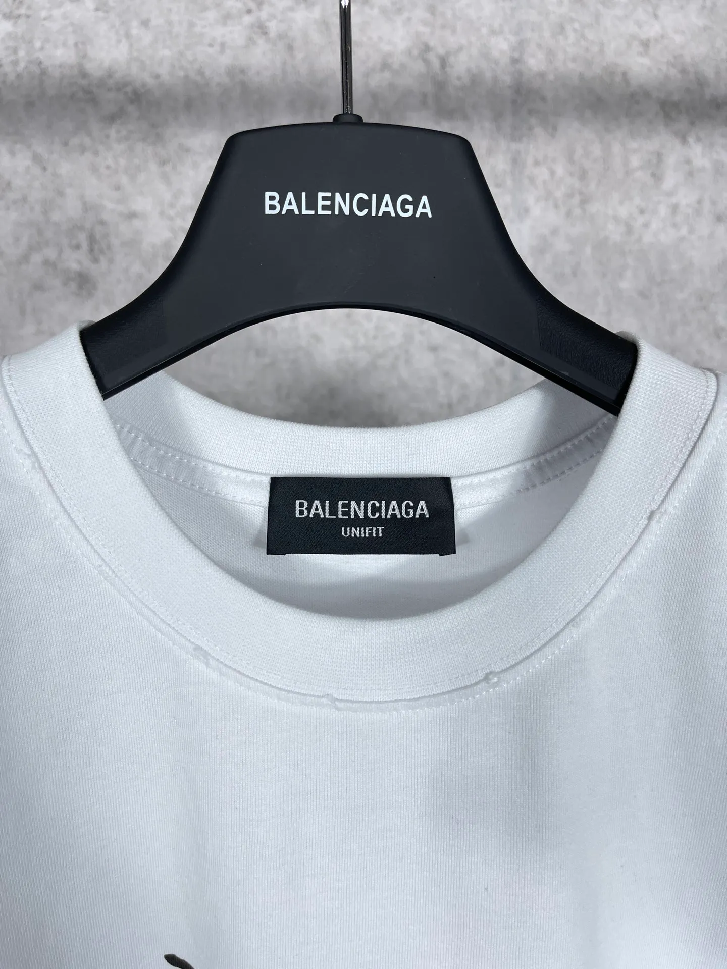🅿️170 real photos [Top version. Official website quality] BALENCI*GA/Paris #New front and rear Coke classic LOGO graffiti rotten short-sleeved T-shirt #2023 spring and summer new style. Brick cabinet synchronization.                       The fabric is made of Paris ZP custom-woven and dyed cotton double yarn, with a weight of 260 grams. The cloth surface is clean. The cloth pattern is clear, soft and comfortable. It has good color fastness and is not easy to change color. The printing uses a circular machine to imitate hand-painted effects. There are no burrs. The color is returned to the original board and the brick cabinet is restored. The version adopts OS loose shoulder version. Same style for men and women. Code: BL223002 Color: black, white, colorful blue, yellow Size: XS S M L
