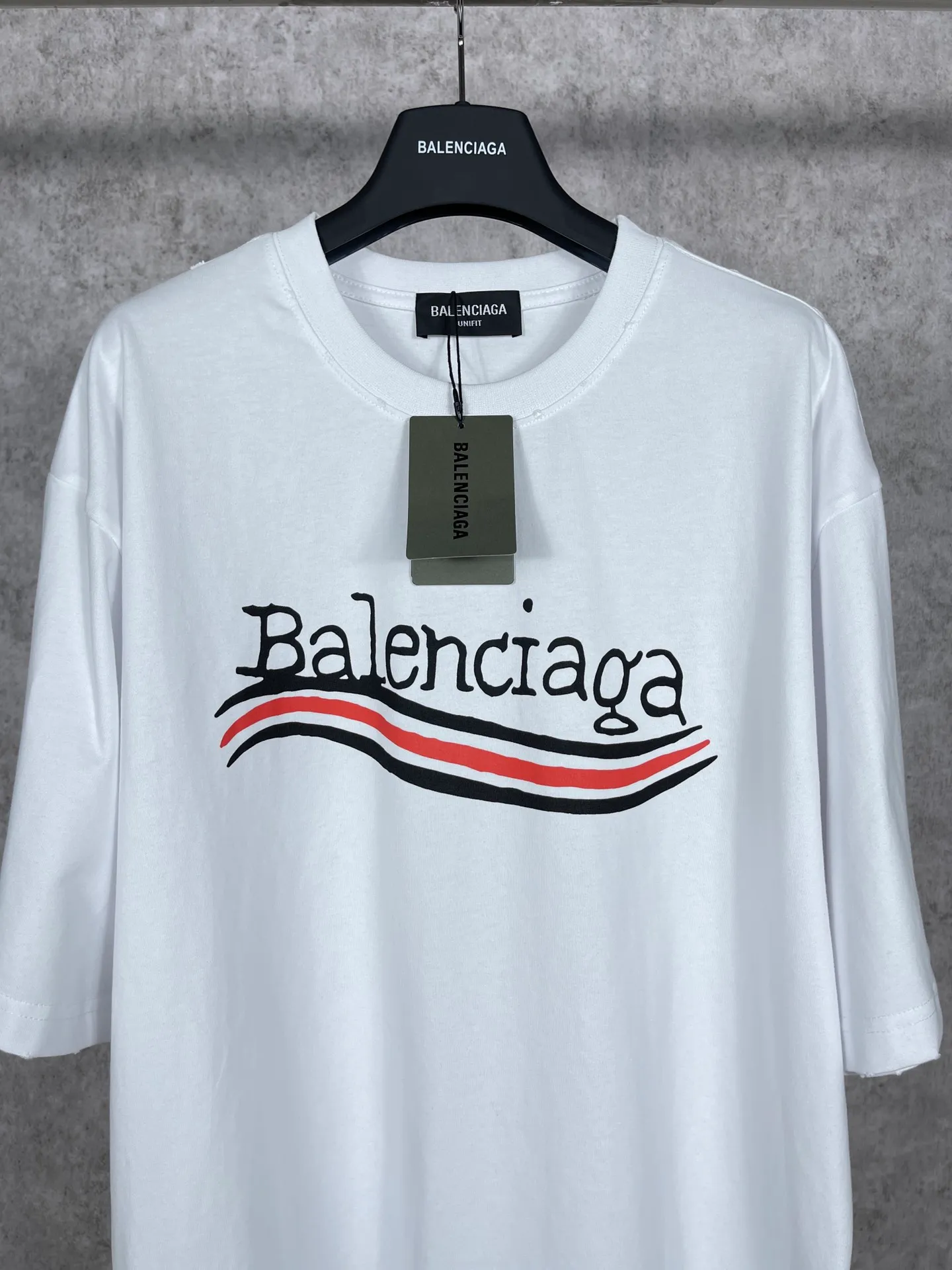 🅿️170 real photos [Top version. Official website quality] BALENCI*GA/Paris #New front and rear Coke classic LOGO graffiti rotten short-sleeved T-shirt #2023 spring and summer new style. Brick cabinet synchronization.                       The fabric is made of Paris ZP custom-woven and dyed cotton double yarn, with a weight of 260 grams. The cloth surface is clean. The cloth pattern is clear, soft and comfortable. It has good color fastness and is not easy to change color. The printing uses a circular machine to imitate hand-painted effects. There are no burrs. The color is returned to the original board and the brick cabinet is restored. The version adopts OS loose shoulder version. Same style for men and women. Code: BL223002 Color: black, white, colorful blue, yellow Size: XS S M L