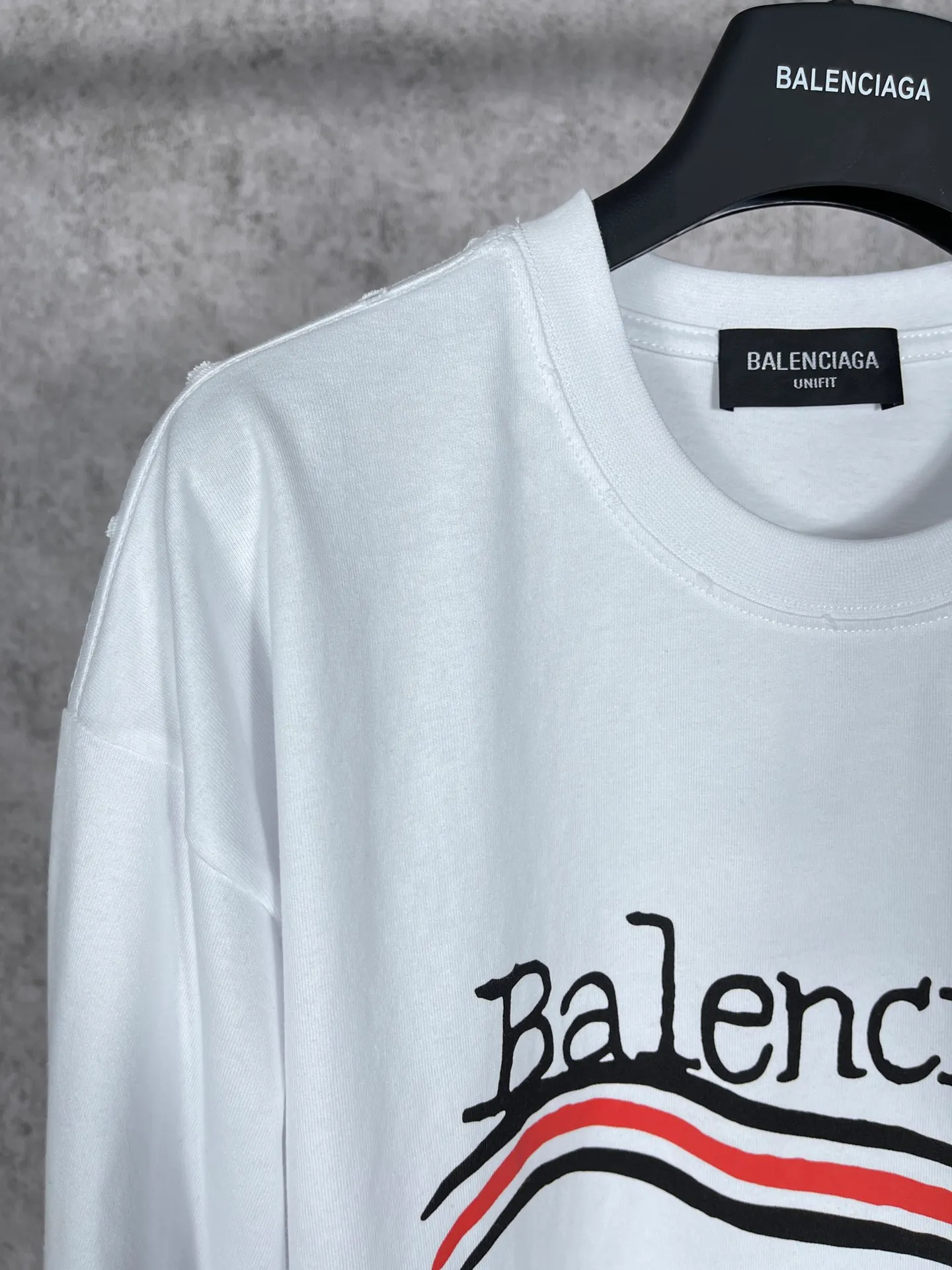 🅿️170 real photos [Top version. Official website quality] BALENCI*GA/Paris #New front and rear Coke classic LOGO graffiti rotten short-sleeved T-shirt #2023 spring and summer new style. Brick cabinet synchronization.                       The fabric is made of Paris ZP custom-woven and dyed cotton double yarn, with a weight of 260 grams. The cloth surface is clean. The cloth pattern is clear, soft and comfortable. It has good color fastness and is not easy to change color. The printing uses a circular machine to imitate hand-painted effects. There are no burrs. The color is returned to the original board and the brick cabinet is restored. The version adopts OS loose shoulder version. Same style for men and women. Code: BL223002 Color: black, white, colorful blue, yellow Size: XS S M L