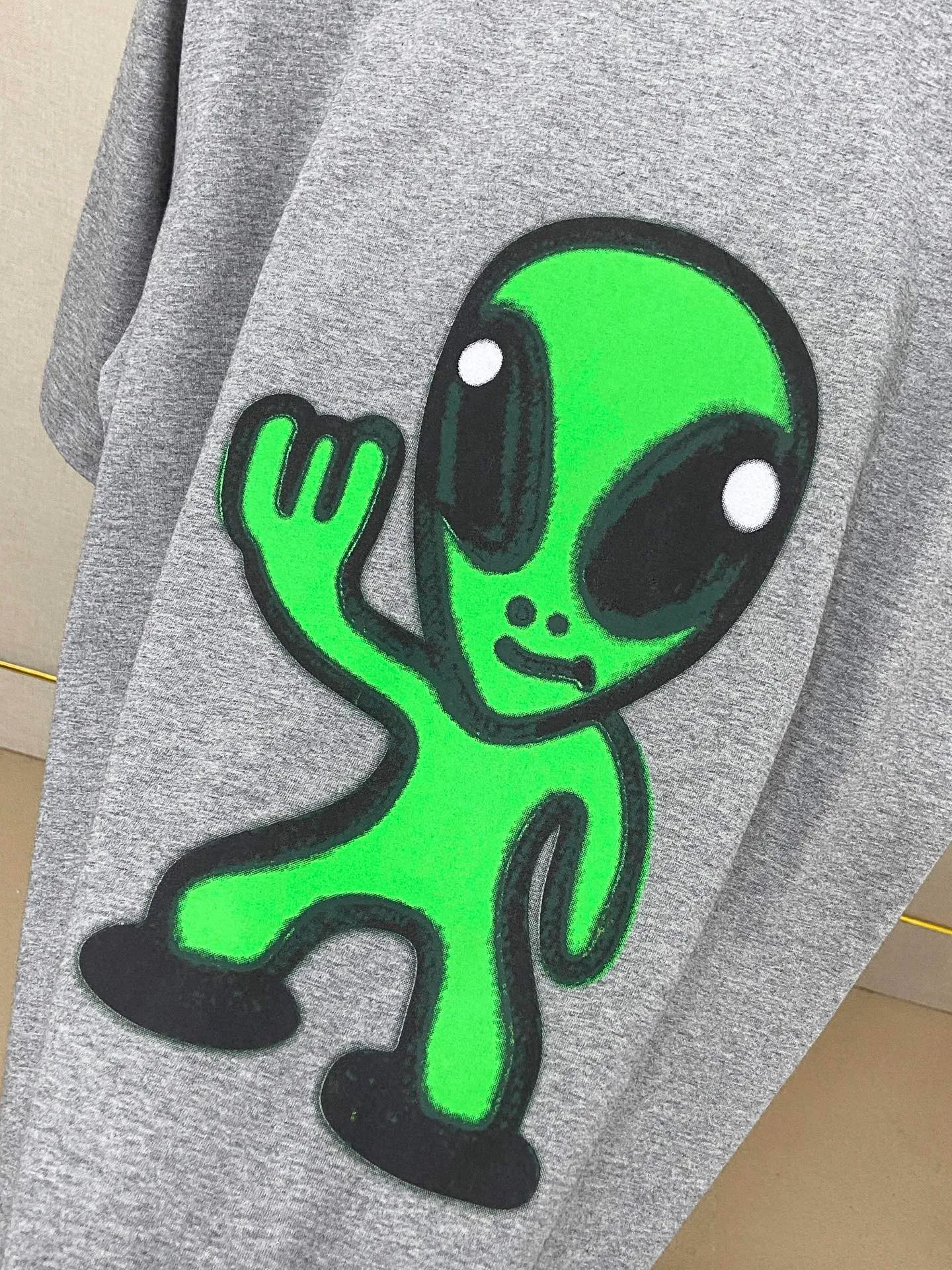🅿️180 9196# Actual photo top version [[BALENCIA*GA] official website quality Paris new alien front panel smiley face print luminous effect short-sleeved T-shirt OS version loose dropped shoulders Unisex fabric: 260g 100% cotton double yarn Technology: front and rear digital direct injection right sleeve embroidery garment wash shaping solid color Color: black off-white floral gray Size: XS S M L