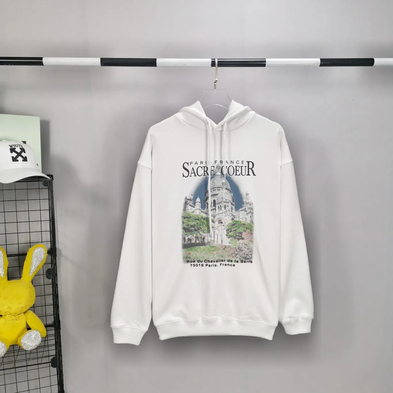 Top tested version BALENCIAGA Balenciaga Sacred Heart Cathedral Garden Notre Dame Castle loose pure cotton men and women couples the same style autumn and winter pure cotton hoodie hooded sweatshirt top quality, each piece has been garment washed. The printing process adopts Kornit Digital 7-color direct printing, which restores the picture quality in high definition. People, trees and buildings are clearly visible and layered. Letter printing details are processed without tooth edges! The cost of front and back printing is enough to buy a box of good cigarettes. Details are as shown in the picture, all products are visually photographed without any modification! The fabric is made of 480g combed cotton terry fabric, which is heavy-weight and has a full drape. The most important thing is that while ensuring the weight, it can also effectively exert its breathable and breathable effect! Exclusive quality shipment Original fabric Self-adhesive coding Counter tag Size: XS-L Color: Black White P: 480