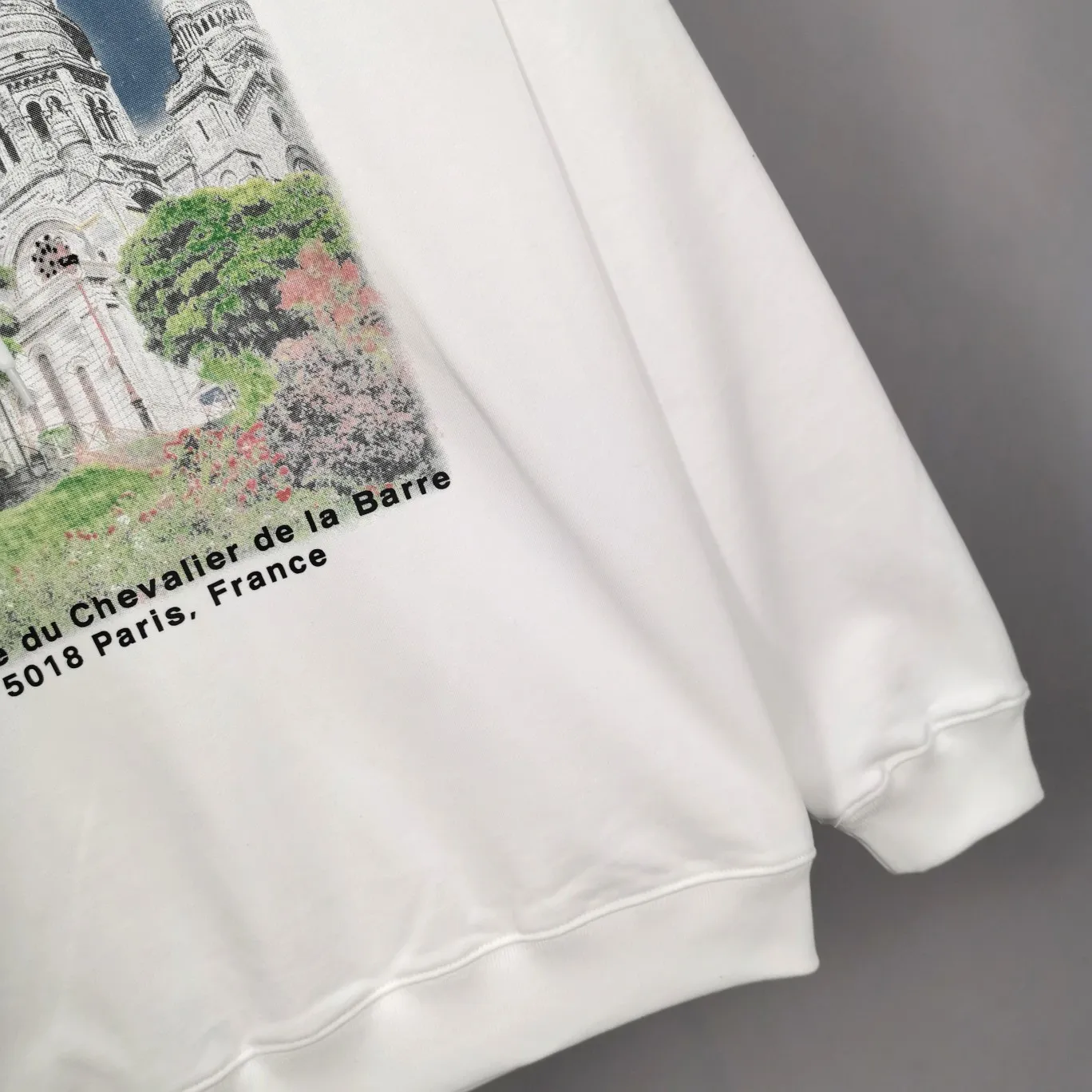Top tested version BALENCIAGA Balenciaga Sacred Heart Cathedral Garden Notre Dame Castle loose pure cotton men and women couples the same style autumn and winter pure cotton hoodie hooded sweatshirt top quality, each piece has been garment washed. The printing process adopts Kornit Digital 7-color direct printing, which restores the picture quality in high definition. People, trees and buildings are clearly visible and layered. Letter printing details are processed without tooth edges! The cost of front and back printing is enough to buy a box of good cigarettes. Details are as shown in the picture, all products are visually photographed without any modification! The fabric is made of 480g combed cotton terry fabric, which is heavy-weight and has a full drape. The most important thing is that while ensuring the weight, it can also effectively exert its breathable and breathable effect! Exclusive quality shipment Original fabric Self-adhesive coding Counter tag Size: XS-L Color: Black White P: 480