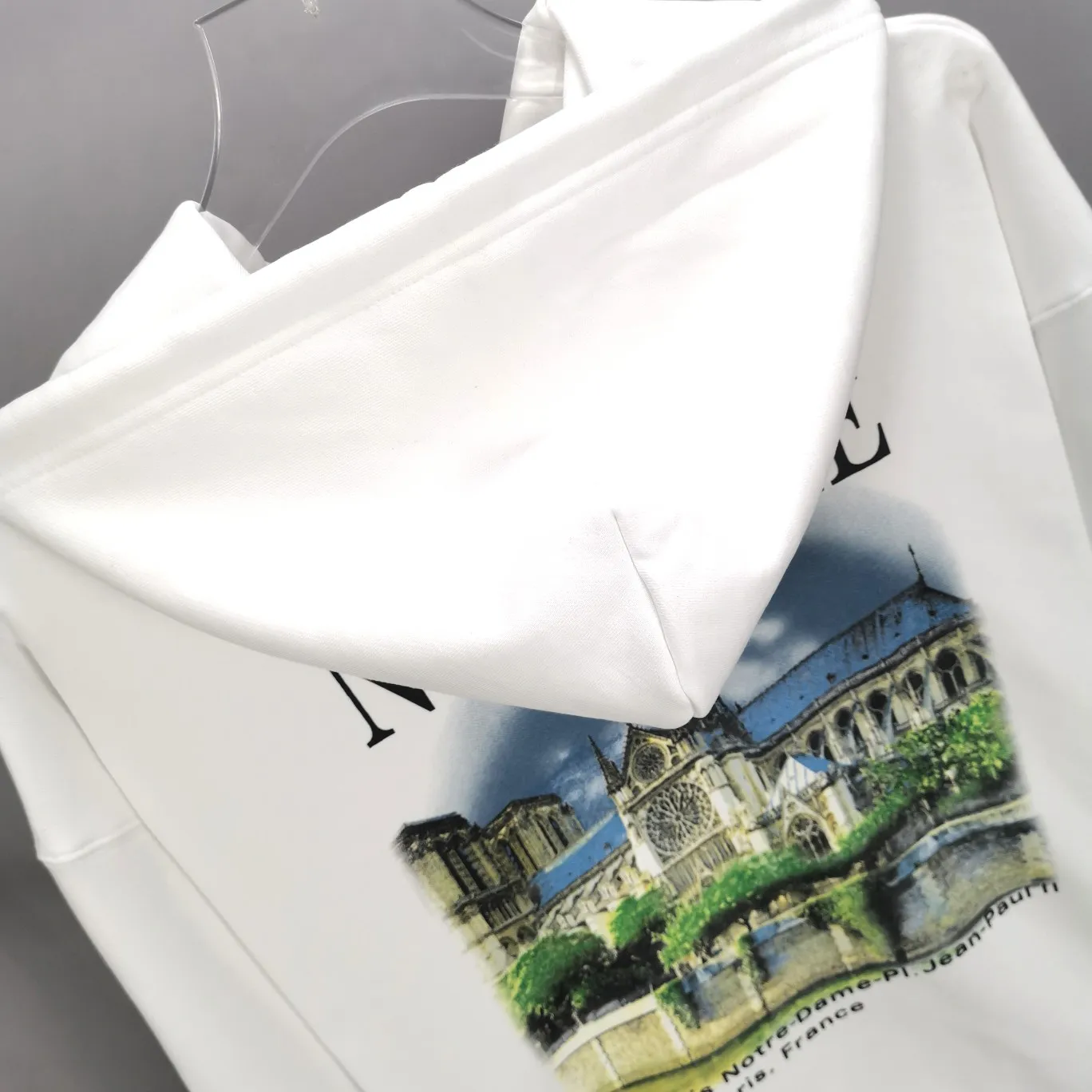 Top tested version BALENCIAGA Balenciaga Sacred Heart Cathedral Garden Notre Dame Castle loose pure cotton men and women couples the same style autumn and winter pure cotton hoodie hooded sweatshirt top quality, each piece has been garment washed. The printing process adopts Kornit Digital 7-color direct printing, which restores the picture quality in high definition. People, trees and buildings are clearly visible and layered. Letter printing details are processed without tooth edges! The cost of front and back printing is enough to buy a box of good cigarettes. Details are as shown in the picture, all products are visually photographed without any modification! The fabric is made of 480g combed cotton terry fabric, which is heavy-weight and has a full drape. The most important thing is that while ensuring the weight, it can also effectively exert its breathable and breathable effect! Exclusive quality shipment Original fabric Self-adhesive coding Counter tag Size: XS-L Color: Black White P: 480