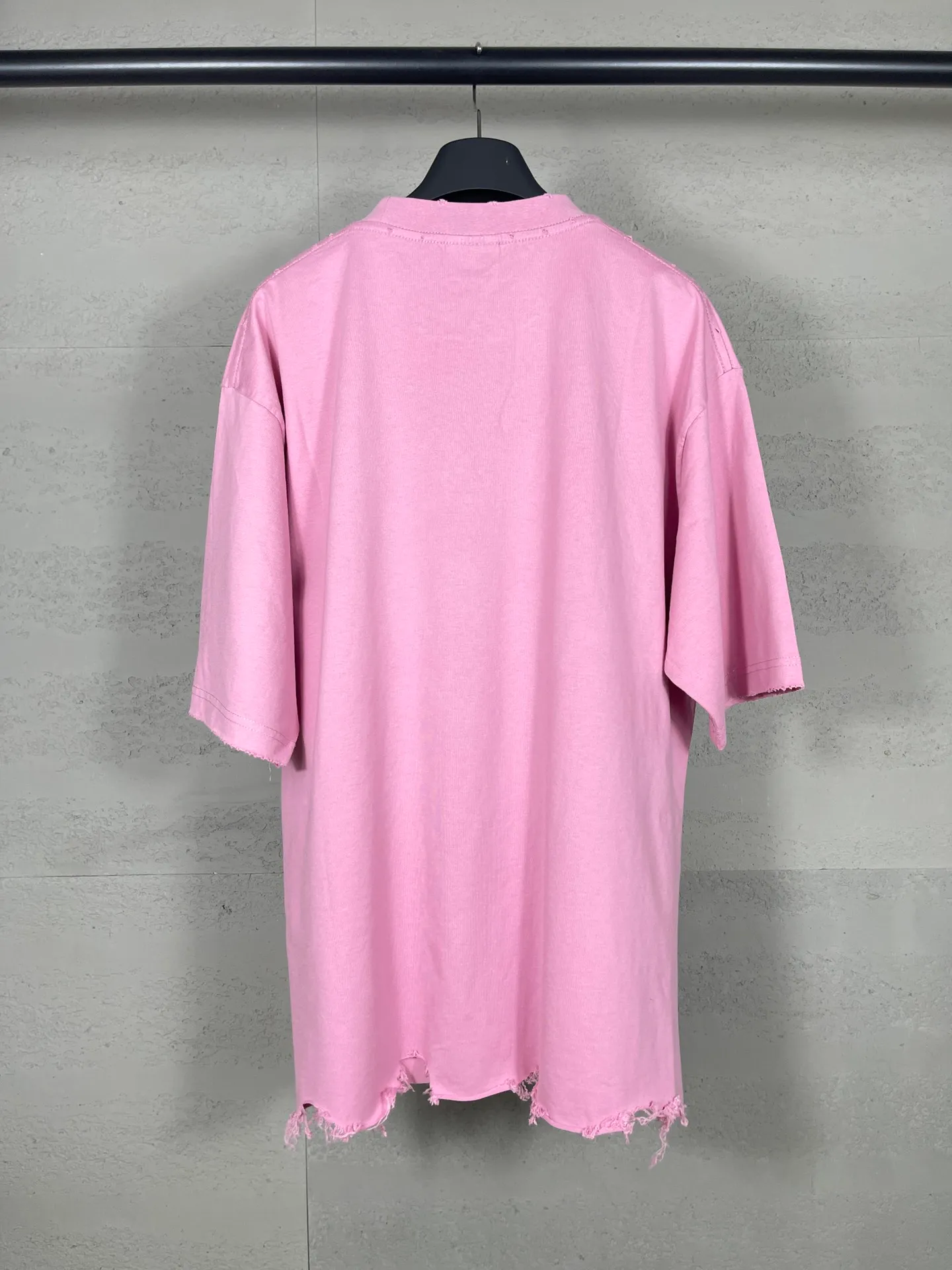 🅿️186 Actual pictures [Top version. Official website quality] BALENCI*GA/Paris BALENCI*GA# New model, classic LOGO embroidery, water-worn and damaged, distressed short-sleeved T-shirt. It is synchronized with the brick cabinet. The old and worn ZP is the same, welcome to compare. The fabric is made of Paris ZP custom-woven and dyed 100% cotton double-yarn compact cotton. The weight is 260 grams. The cloth surface is clean. The cloth pattern is clear. Soft and comfortable. Good color fastness. Not easy to change color. The threads are woven and dyed with no color difference. The embroidery uses a Tajima embroidery machine, the letters are three-dimensional, and the ready-made garments are washed, worn and worn, and are extremely heavy-duty. Jubie market makes goods based on pictures. Comparisons welcome. Restore brick cabinet. The version adopts OS loose shoulder version. Same style for men and women. Code: BL223382 Color: Black. Pink Size: XS to L