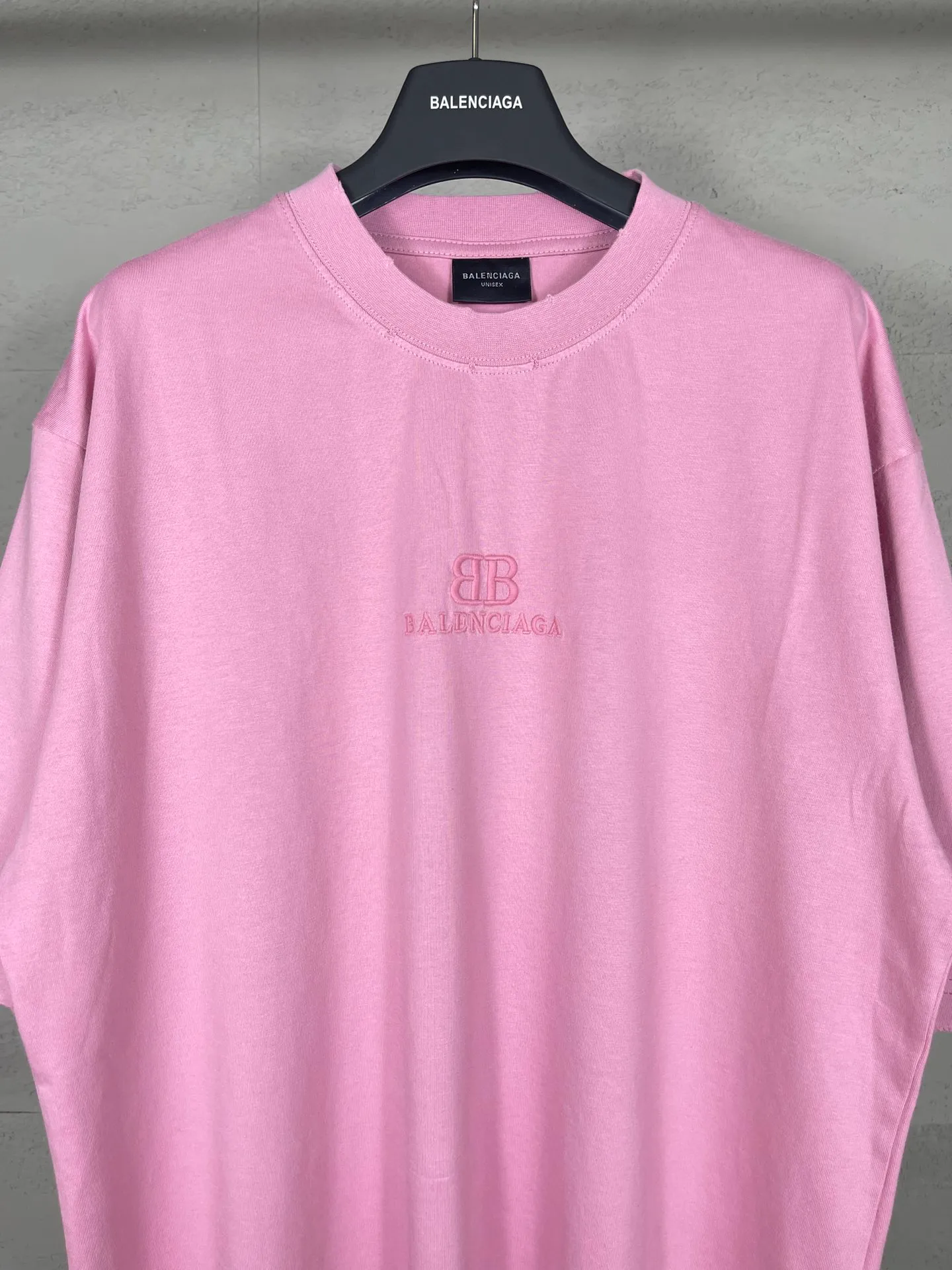 🅿️186 Actual pictures [Top version. Official website quality] BALENCI*GA/Paris BALENCI*GA# New model, classic LOGO embroidery, water-worn and damaged, distressed short-sleeved T-shirt. It is synchronized with the brick cabinet. The old and worn ZP is the same, welcome to compare. The fabric is made of Paris ZP custom-woven and dyed 100% cotton double-yarn compact cotton. The weight is 260 grams. The cloth surface is clean. The cloth pattern is clear. Soft and comfortable. Good color fastness. Not easy to change color. The threads are woven and dyed with no color difference. The embroidery uses a Tajima embroidery machine, the letters are three-dimensional, and the ready-made garments are washed, worn and worn, and are extremely heavy-duty. Jubie market makes goods based on pictures. Comparisons welcome. Restore brick cabinet. The version adopts OS loose shoulder version. Same style for men and women. Code: BL223382 Color: Black. Pink Size: XS to L