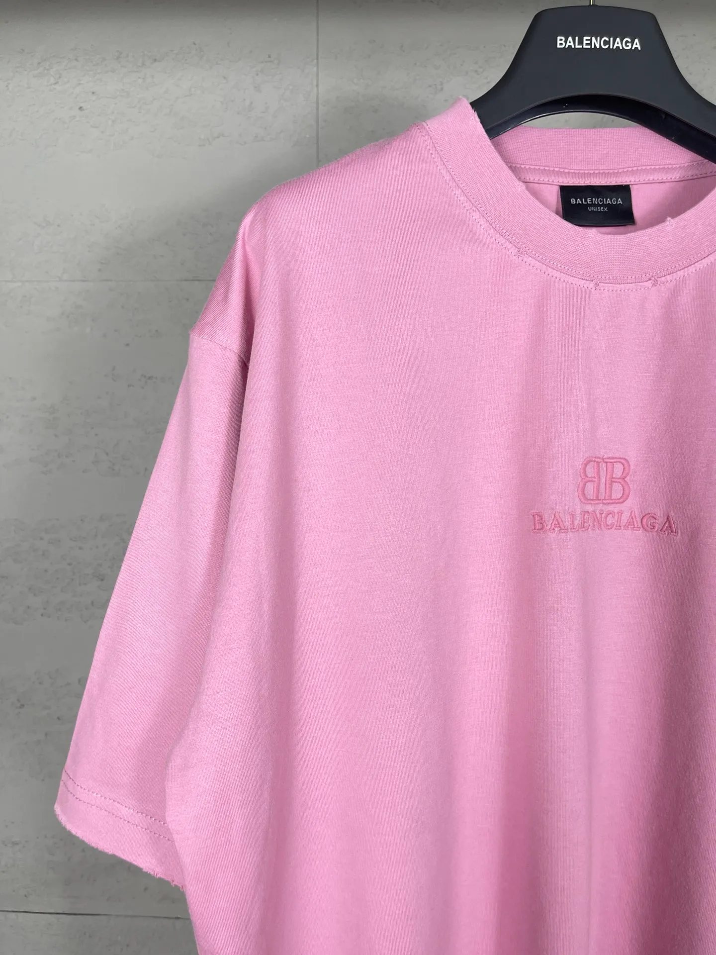 🅿️186 Actual pictures [Top version. Official website quality] BALENCI*GA/Paris BALENCI*GA# New model, classic LOGO embroidery, water-worn and damaged, distressed short-sleeved T-shirt. It is synchronized with the brick cabinet. The old and worn ZP is the same, welcome to compare. The fabric is made of Paris ZP custom-woven and dyed 100% cotton double-yarn compact cotton. The weight is 260 grams. The cloth surface is clean. The cloth pattern is clear. Soft and comfortable. Good color fastness. Not easy to change color. The threads are woven and dyed with no color difference. The embroidery uses a Tajima embroidery machine, the letters are three-dimensional, and the ready-made garments are washed, worn and worn, and are extremely heavy-duty. Jubie market makes goods based on pictures. Comparisons welcome. Restore brick cabinet. The version adopts OS loose shoulder version. Same style for men and women. Code: BL223382 Color: Black. Pink Size: XS to L
