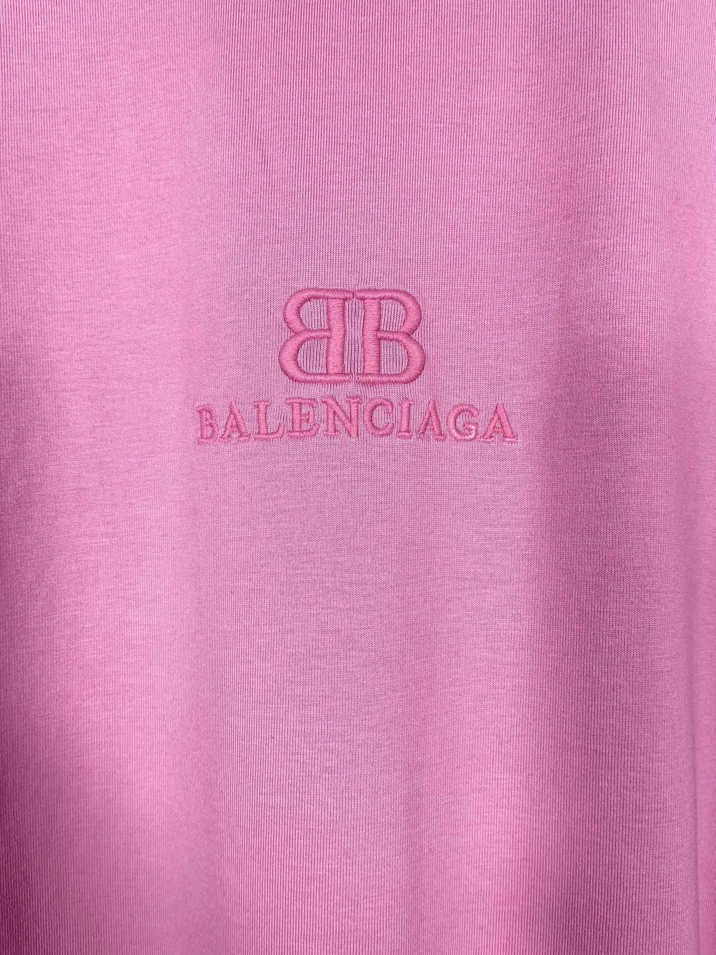 🅿️186 Actual pictures [Top version. Official website quality] BALENCI*GA/Paris BALENCI*GA# New model, classic LOGO embroidery, water-worn and damaged, distressed short-sleeved T-shirt. It is synchronized with the brick cabinet. The old and worn ZP is the same, welcome to compare. The fabric is made of Paris ZP custom-woven and dyed 100% cotton double-yarn compact cotton. The weight is 260 grams. The cloth surface is clean. The cloth pattern is clear. Soft and comfortable. Good color fastness. Not easy to change color. The threads are woven and dyed with no color difference. The embroidery uses a Tajima embroidery machine, the letters are three-dimensional, and the ready-made garments are washed, worn and worn, and are extremely heavy-duty. Jubie market makes goods based on pictures. Comparisons welcome. Restore brick cabinet. The version adopts OS loose shoulder version. Same style for men and women. Code: BL223382 Color: Black. Pink Size: XS to L