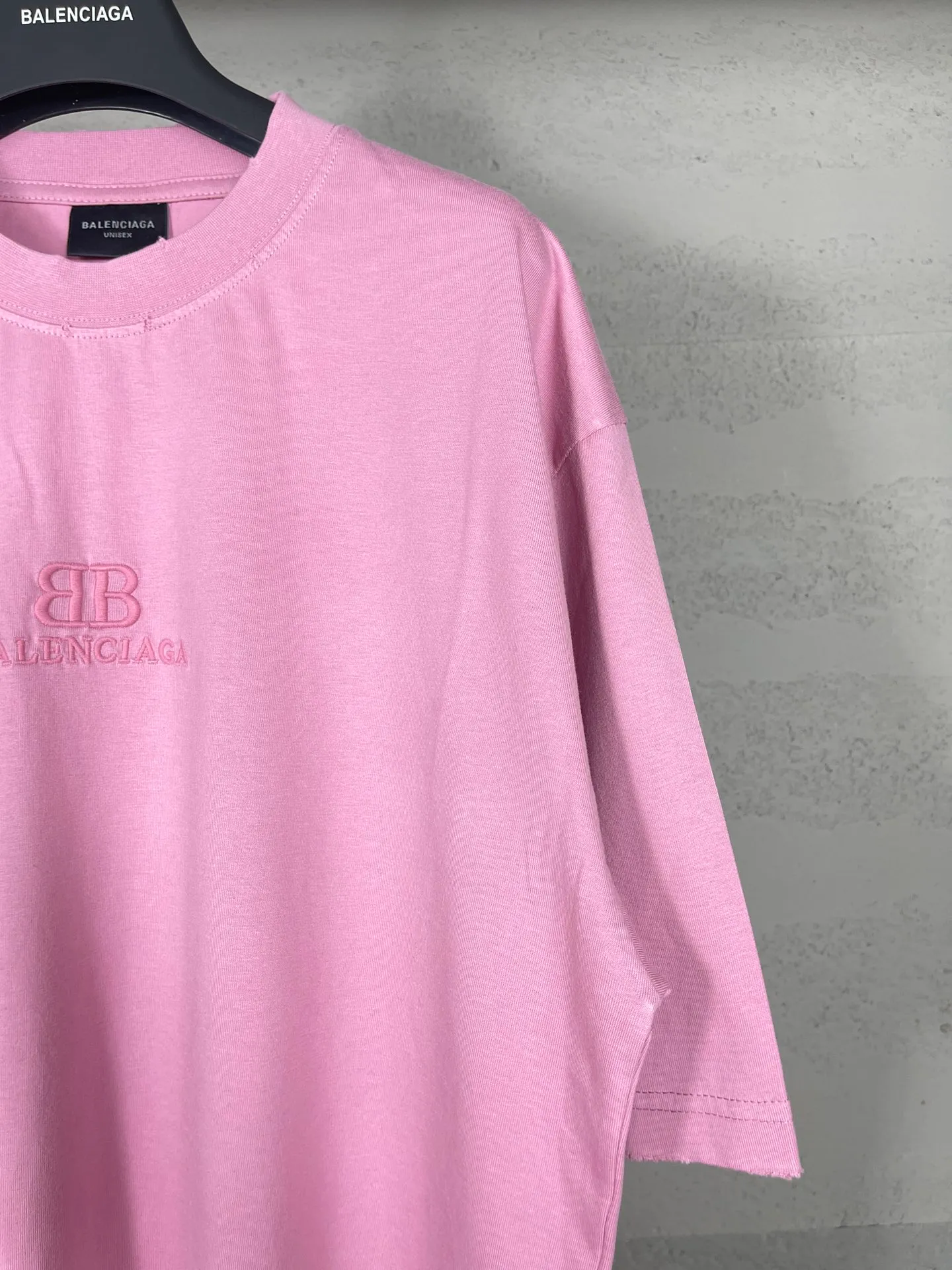 🅿️186 Actual pictures [Top version. Official website quality] BALENCI*GA/Paris BALENCI*GA# New model, classic LOGO embroidery, water-worn and damaged, distressed short-sleeved T-shirt. It is synchronized with the brick cabinet. The old and worn ZP is the same, welcome to compare. The fabric is made of Paris ZP custom-woven and dyed 100% cotton double-yarn compact cotton. The weight is 260 grams. The cloth surface is clean. The cloth pattern is clear. Soft and comfortable. Good color fastness. Not easy to change color. The threads are woven and dyed with no color difference. The embroidery uses a Tajima embroidery machine, the letters are three-dimensional, and the ready-made garments are washed, worn and worn, and are extremely heavy-duty. Jubie market makes goods based on pictures. Comparisons welcome. Restore brick cabinet. The version adopts OS loose shoulder version. Same style for men and women. Code: BL223382 Color: Black. Pink Size: XS to L