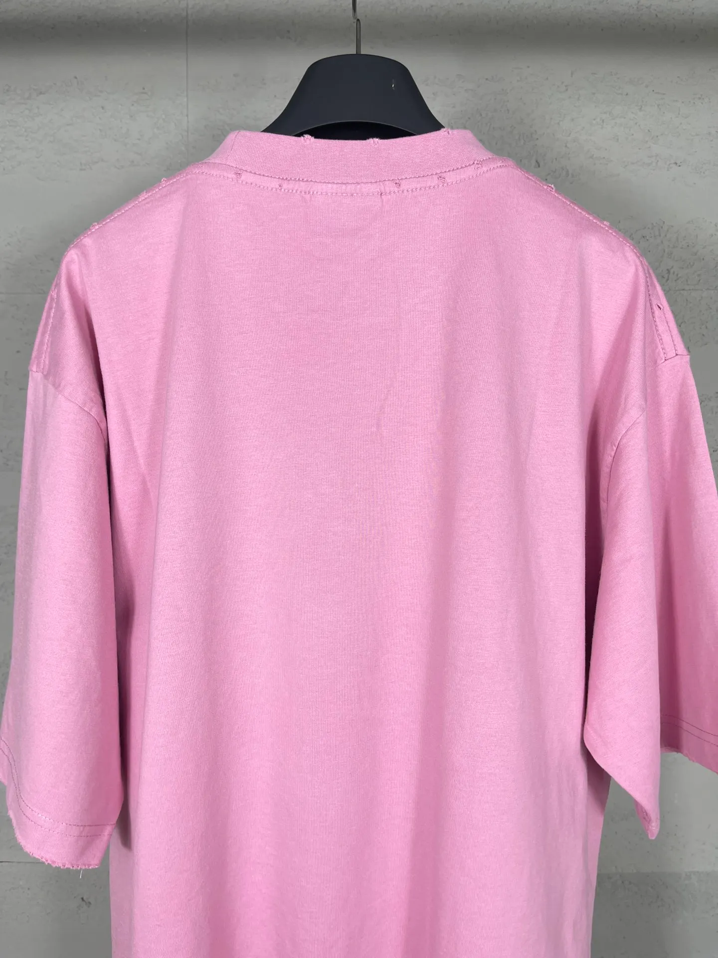 🅿️186 Actual pictures [Top version. Official website quality] BALENCI*GA/Paris BALENCI*GA# New model, classic LOGO embroidery, water-worn and damaged, distressed short-sleeved T-shirt. It is synchronized with the brick cabinet. The old and worn ZP is the same, welcome to compare. The fabric is made of Paris ZP custom-woven and dyed 100% cotton double-yarn compact cotton. The weight is 260 grams. The cloth surface is clean. The cloth pattern is clear. Soft and comfortable. Good color fastness. Not easy to change color. The threads are woven and dyed with no color difference. The embroidery uses a Tajima embroidery machine, the letters are three-dimensional, and the ready-made garments are washed, worn and worn, and are extremely heavy-duty. Jubie market makes goods based on pictures. Comparisons welcome. Restore brick cabinet. The version adopts OS loose shoulder version. Same style for men and women. Code: BL223382 Color: Black. Pink Size: XS to L