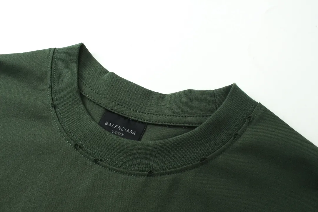 🅿️216 Real photos [Top version. Official website quality] BALENCI*GA/Paris. 23ss latest classic model. Front and rear tape direct printing. Ready-to-wear washed and worn long-sleeved T-shirt. Genuine product developed at the first time, brick cabinet synchronization. Welcome to compare. The fabric is made of Paris ZP custom-woven and dyed 100% cotton with double-yarn compact cotton. The weight is 260 grams. The cloth surface is clean. The cloth pattern is clear, soft and comfortable, and the threads are dyed with no color difference. The classic pattern is directly sprayed by a direct injection machine. Environmentally friendly imported materials, three-dimensional effect. Restored brick cabinet. The garments were washed and aged, and polished by many hands. Produced by ultra-heavy craftsmanship, the market currency is very different, welcome to compare. The version adopts OS loose shoulder design. The same style for men and women. Code: BL225003 Color: dark blue gray, off-white, burgundy, green, black blue, fog blue Size: XS S M L