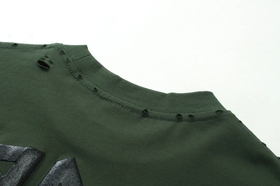 🅿️216 Real photos [Top version. Official website quality] BALENCI*GA/Paris. 23ss latest classic model. Front and rear tape direct printing. Ready-to-wear washed and worn long-sleeved T-shirt. Genuine product developed at the first time, brick cabinet synchronization. Welcome to compare. The fabric is made of Paris ZP custom-woven and dyed 100% cotton with double-yarn compact cotton. The weight is 260 grams. The cloth surface is clean. The cloth pattern is clear, soft and comfortable, and the threads are dyed with no color difference. The classic pattern is directly sprayed by a direct injection machine. Environmentally friendly imported materials, three-dimensional effect. Restored brick cabinet. The garments were washed and aged, and polished by many hands. Produced by ultra-heavy craftsmanship, the market currency is very different, welcome to compare. The version adopts OS loose shoulder design. The same style for men and women. Code: BL225003 Color: dark blue gray, off-white, burgundy, green, black blue, fog blue Size: XS S M L