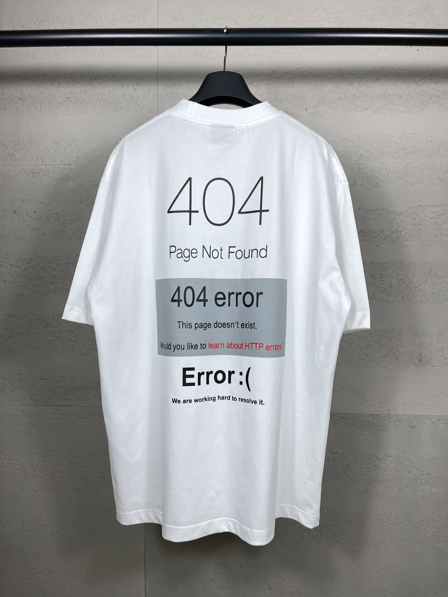 🅿️174 Actual pictures [Top version. Official website quality] BALENCI*GA/Paris. New style. Front and back gradient LOGO printed short-sleeved T-shirt: The fabric is made of Paris ZP custom-woven and dyed cotton double yarn. Weighing 260 grams, the cloth surface is clean. The cloth pattern is clear, soft and comfortable. The threads are dyed with no color difference. The printing uses environmentally friendly imported materials, the letters are clear and the effect is three-dimensional. The version adopts OS loose shoulder design. Same style for men and women. Code: BL223359 Color: White Size: XS to L