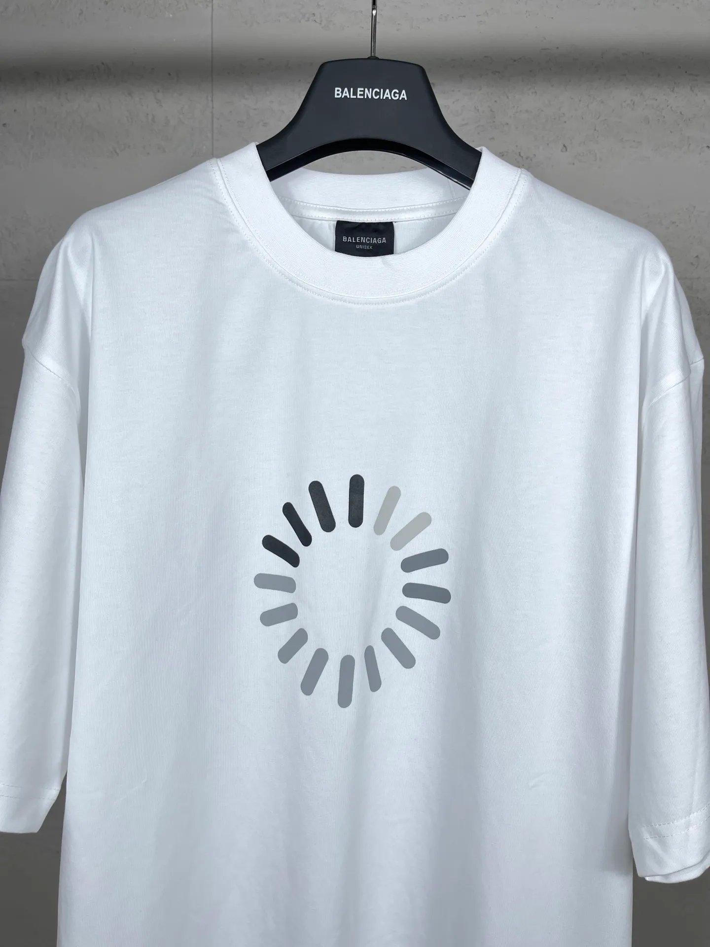 🅿️174 Actual pictures [Top version. Official website quality] BALENCI*GA/Paris. New style. Front and back gradient LOGO printed short-sleeved T-shirt: The fabric is made of Paris ZP custom-woven and dyed cotton double yarn. Weighing 260 grams, the cloth surface is clean. The cloth pattern is clear, soft and comfortable. The threads are dyed with no color difference. The printing uses environmentally friendly imported materials, the letters are clear and the effect is three-dimensional. The version adopts OS loose shoulder design. Same style for men and women. Code: BL223359 Color: White Size: XS to L