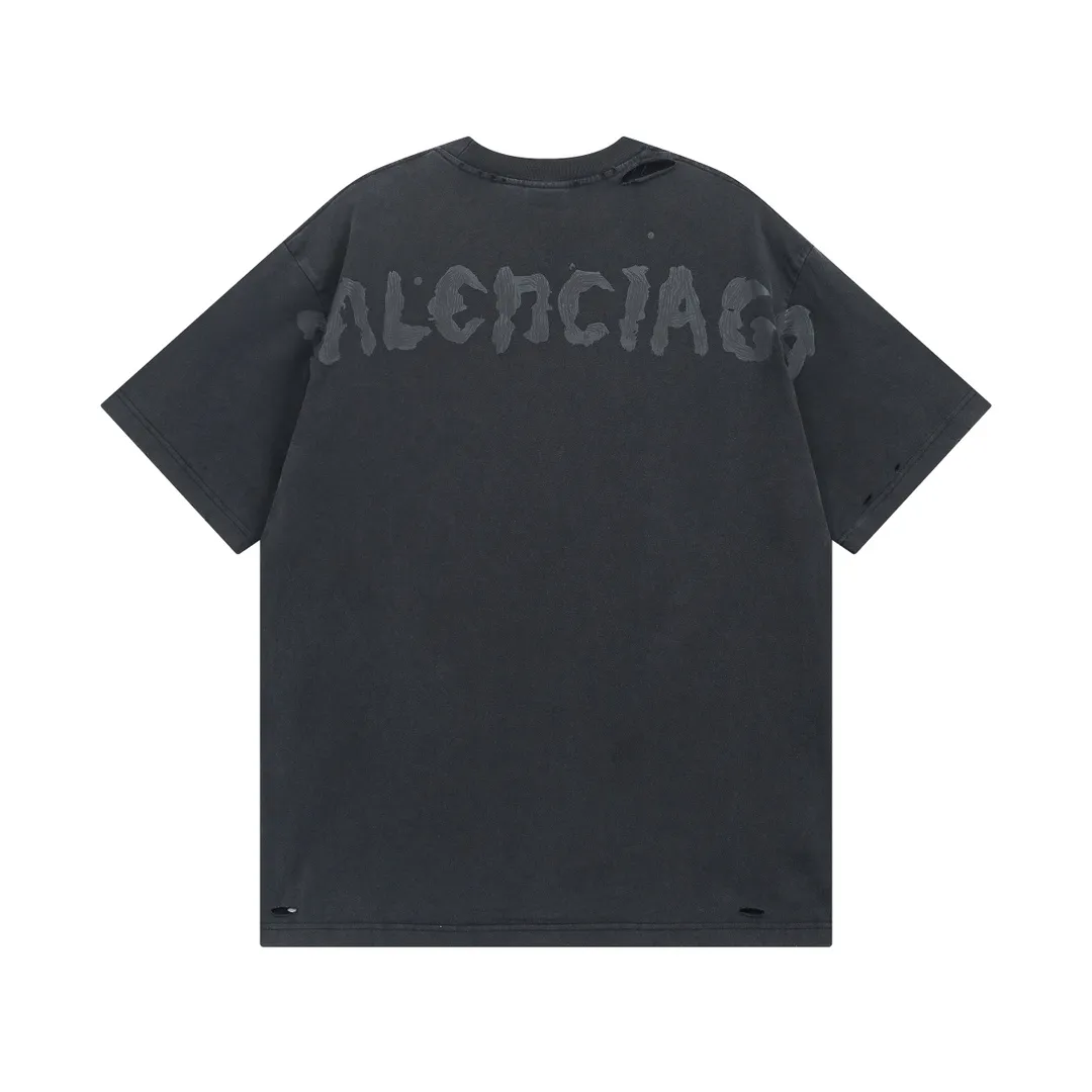 🅿️194 photos [Top version. Official website quality] BALENCI*GA/Paris.SS25 latest style classic LOGO printed on the back, washed and distressed short-sleeved T-shirt. Ready-to-wear, washed and distressed. Brick cabinets are synchronized. Genuine products are developed at the first time. The fabric is made of Paris ZP custom-woven and dyed double yarn. The weight is 260 grams, the cloth surface is clean, the texture is clear, and there is no color difference. The printing is made of genuine glue and has a three-dimensional effect. The version adopts OS loose shoulder design. Same style for men and women. Code: BL253627 Color: washed black Size: XS S M L