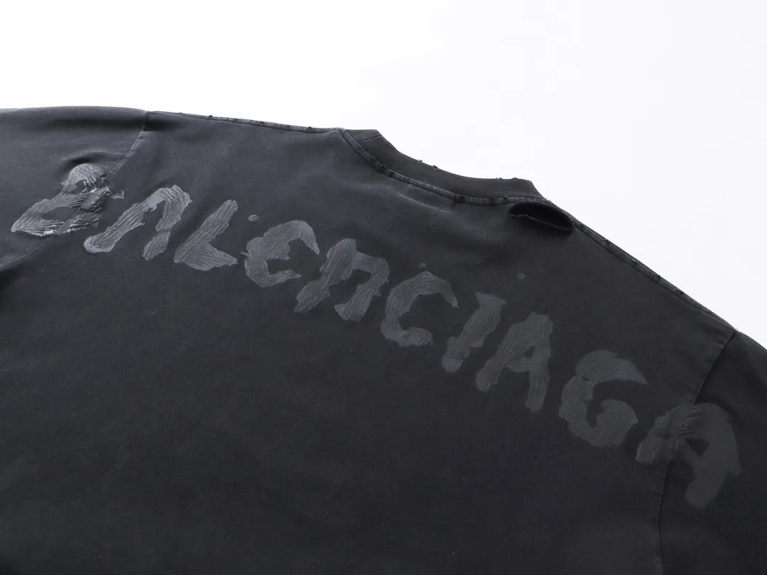 🅿️194 photos [Top version. Official website quality] BALENCI*GA/Paris.SS25 latest style classic LOGO printed on the back, washed and distressed short-sleeved T-shirt. Ready-to-wear, washed and distressed. Brick cabinets are synchronized. Genuine products are developed at the first time. The fabric is made of Paris ZP custom-woven and dyed double yarn. The weight is 260 grams, the cloth surface is clean, the texture is clear, and there is no color difference. The printing is made of genuine glue and has a three-dimensional effect. The version adopts OS loose shoulder design. Same style for men and women. Code: BL253627 Color: washed black Size: XS S M L