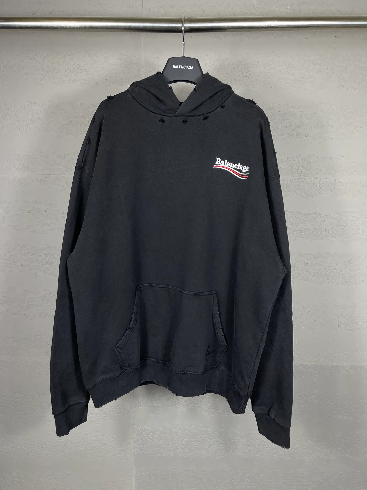 🅿️320 real photos [Top version. Official website quality] BALENCI*GA/Paris. Classic style. 22SS#BALENCI*GA#Coke wave flower embroidered ready-made garments washed and worn, worn and heavy craftsmanship hooded sweatshirt distressed. Autumn and winter brick cabinets are synchronized. The fabric is made of Paris ZP custom-woven and dyed cotton double-yarn David David sweater. The weight is 450 grams. The cloth surface is clean. The cloth pattern is clear, soft and comfortable. The threads are woven and dyed with no color difference. The classic letter LOGO is embroidered with a Tajima embroidery machine, and the letters are three-dimensional. The garment is washed. Heavy craftsmanship makes it old and retro. It is worn in many directions to restore the brick cabinet. The version adopts the OS loose shoulder style. Same style for men and women. Coding: BL238051 Color: Washed black Size: XS S M L