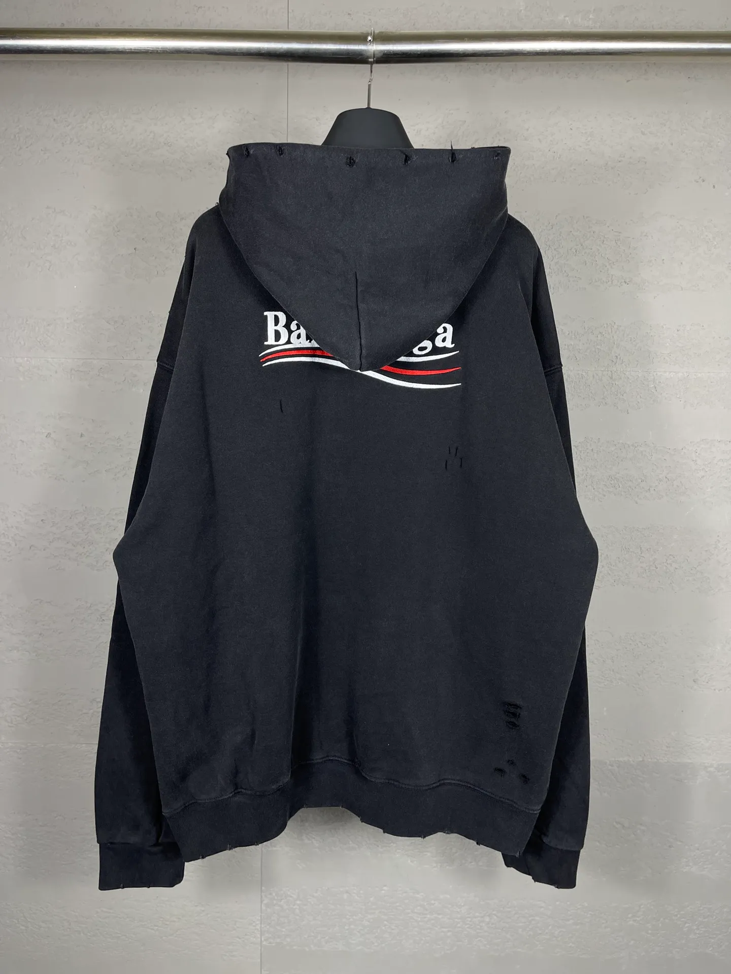 🅿️320 real photos [Top version. Official website quality] BALENCI*GA/Paris. Classic style. 22SS#BALENCI*GA#Coke wave flower embroidered ready-made garments washed and worn, worn and heavy craftsmanship hooded sweatshirt distressed. Autumn and winter brick cabinets are synchronized. The fabric is made of Paris ZP custom-woven and dyed cotton double-yarn David David sweater. The weight is 450 grams. The cloth surface is clean. The cloth pattern is clear, soft and comfortable. The threads are woven and dyed with no color difference. The classic letter LOGO is embroidered with a Tajima embroidery machine, and the letters are three-dimensional. The garment is washed. Heavy craftsmanship makes it old and retro. It is worn in many directions to restore the brick cabinet. The version adopts the OS loose shoulder style. Same style for men and women. Coding: BL238051 Color: Washed black Size: XS S M L