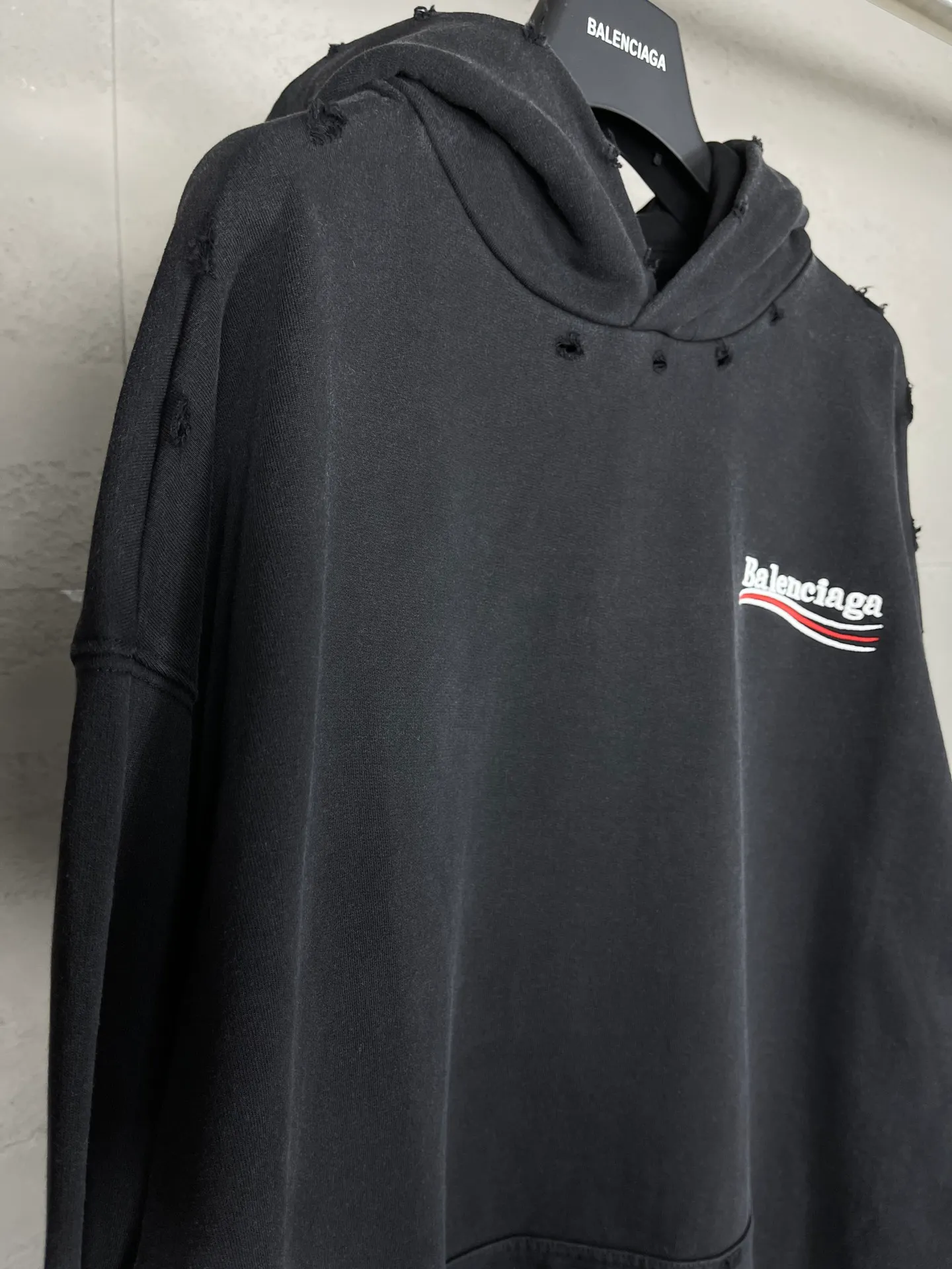 🅿️320 real photos [Top version. Official website quality] BALENCI*GA/Paris. Classic style. 22SS#BALENCI*GA#Coke wave flower embroidered ready-made garments washed and worn, worn and heavy craftsmanship hooded sweatshirt distressed. Autumn and winter brick cabinets are synchronized. The fabric is made of Paris ZP custom-woven and dyed cotton double-yarn David David sweater. The weight is 450 grams. The cloth surface is clean. The cloth pattern is clear, soft and comfortable. The threads are woven and dyed with no color difference. The classic letter LOGO is embroidered with a Tajima embroidery machine, and the letters are three-dimensional. The garment is washed. Heavy craftsmanship makes it old and retro. It is worn in many directions to restore the brick cabinet. The version adopts the OS loose shoulder style. Same style for men and women. Coding: BL238051 Color: Washed black Size: XS S M L