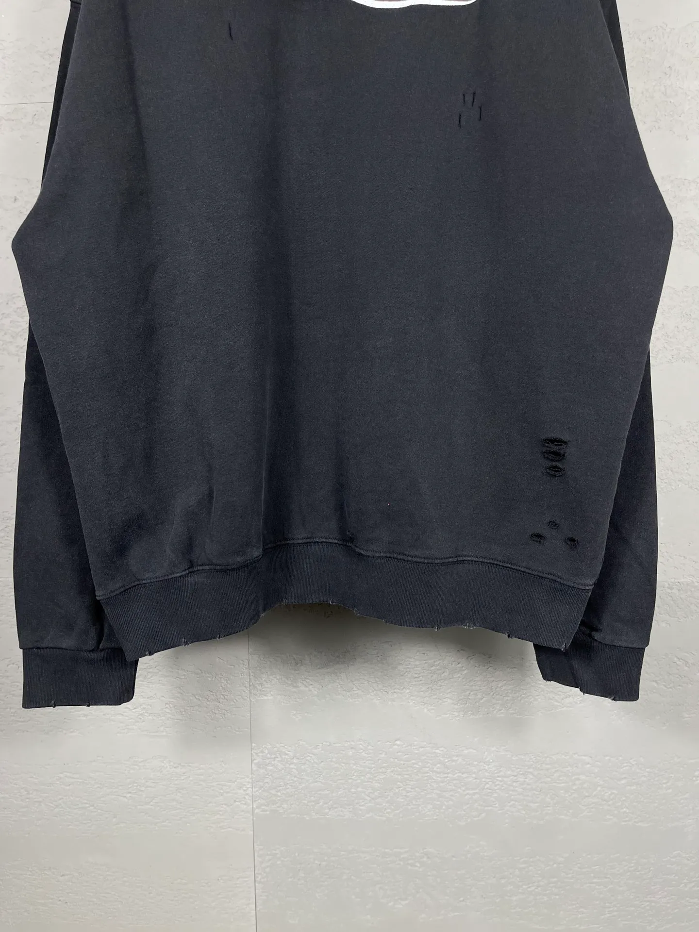 🅿️320 real photos [Top version. Official website quality] BALENCI*GA/Paris. Classic style. 22SS#BALENCI*GA#Coke wave flower embroidered ready-made garments washed and worn, worn and heavy craftsmanship hooded sweatshirt distressed. Autumn and winter brick cabinets are synchronized. The fabric is made of Paris ZP custom-woven and dyed cotton double-yarn David David sweater. The weight is 450 grams. The cloth surface is clean. The cloth pattern is clear, soft and comfortable. The threads are woven and dyed with no color difference. The classic letter LOGO is embroidered with a Tajima embroidery machine, and the letters are three-dimensional. The garment is washed. Heavy craftsmanship makes it old and retro. It is worn in many directions to restore the brick cabinet. The version adopts the OS loose shoulder style. Same style for men and women. Coding: BL238051 Color: Washed black Size: XS S M L