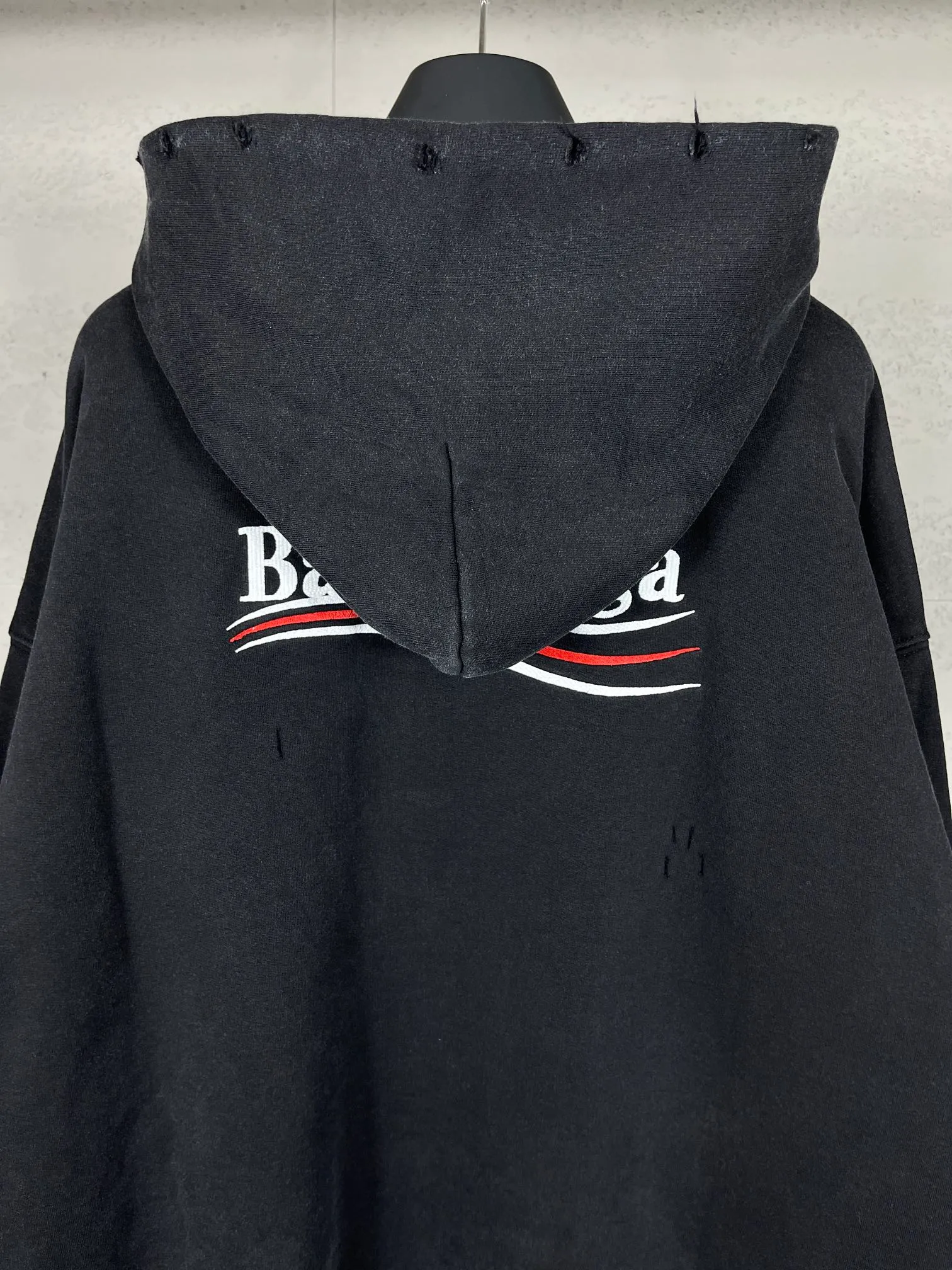 🅿️320 real photos [Top version. Official website quality] BALENCI*GA/Paris. Classic style. 22SS#BALENCI*GA#Coke wave flower embroidered ready-made garments washed and worn, worn and heavy craftsmanship hooded sweatshirt distressed. Autumn and winter brick cabinets are synchronized. The fabric is made of Paris ZP custom-woven and dyed cotton double-yarn David David sweater. The weight is 450 grams. The cloth surface is clean. The cloth pattern is clear, soft and comfortable. The threads are woven and dyed with no color difference. The classic letter LOGO is embroidered with a Tajima embroidery machine, and the letters are three-dimensional. The garment is washed. Heavy craftsmanship makes it old and retro. It is worn in many directions to restore the brick cabinet. The version adopts the OS loose shoulder style. Same style for men and women. Coding: BL238051 Color: Washed black Size: XS S M L
