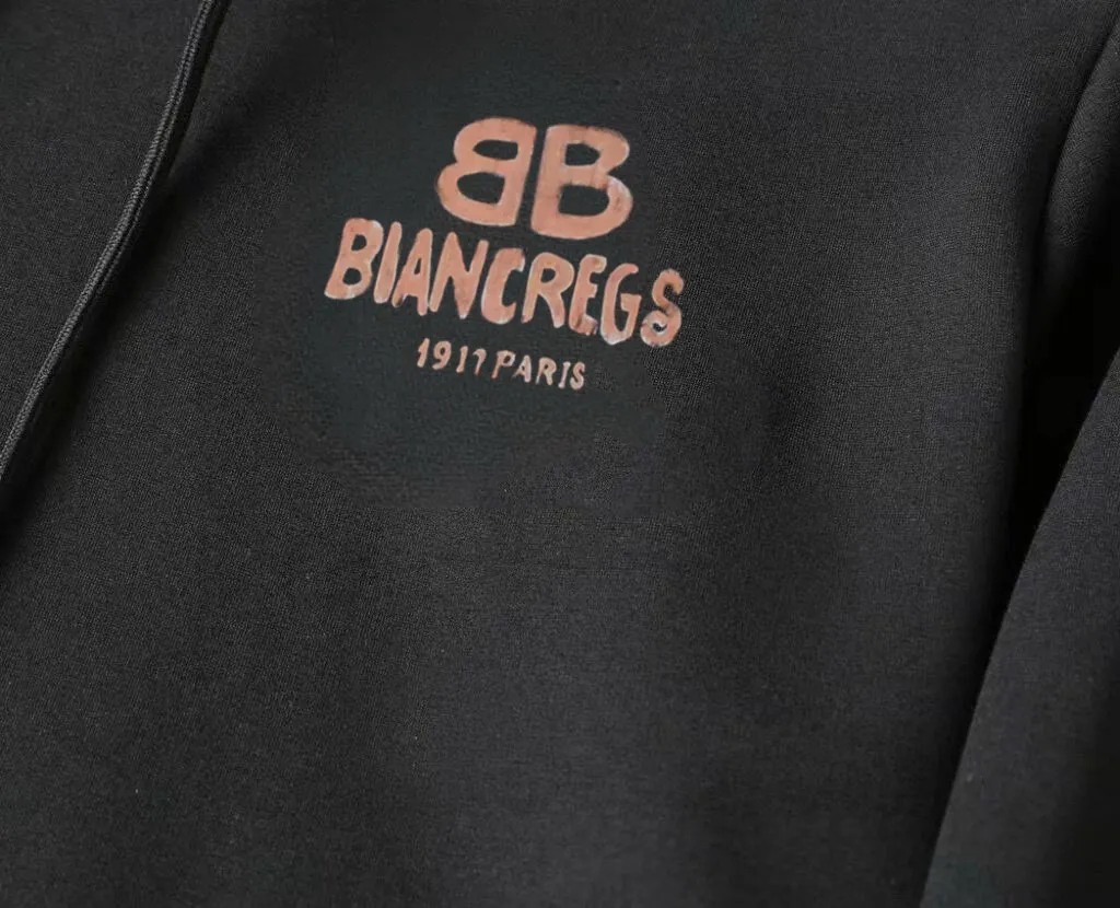 🅿️400 Direct Order [BALENCIAGA] (Fat Man’s Gospel) Hot-selling suit is coming. Focus on the original version of the official website. 2025 new hot-selling cardigan sweater suit. The original order is the best. 🇭🇰The meticulous work of top designers. It is a fitting and perfect upper body effect. 100% natural high-quality Roman cotton, close-fitting comfort, noble and elegant! Original hardware embodies elegance and nobility! Counter size: M-5XL (maximum wear up to 220 pounds)