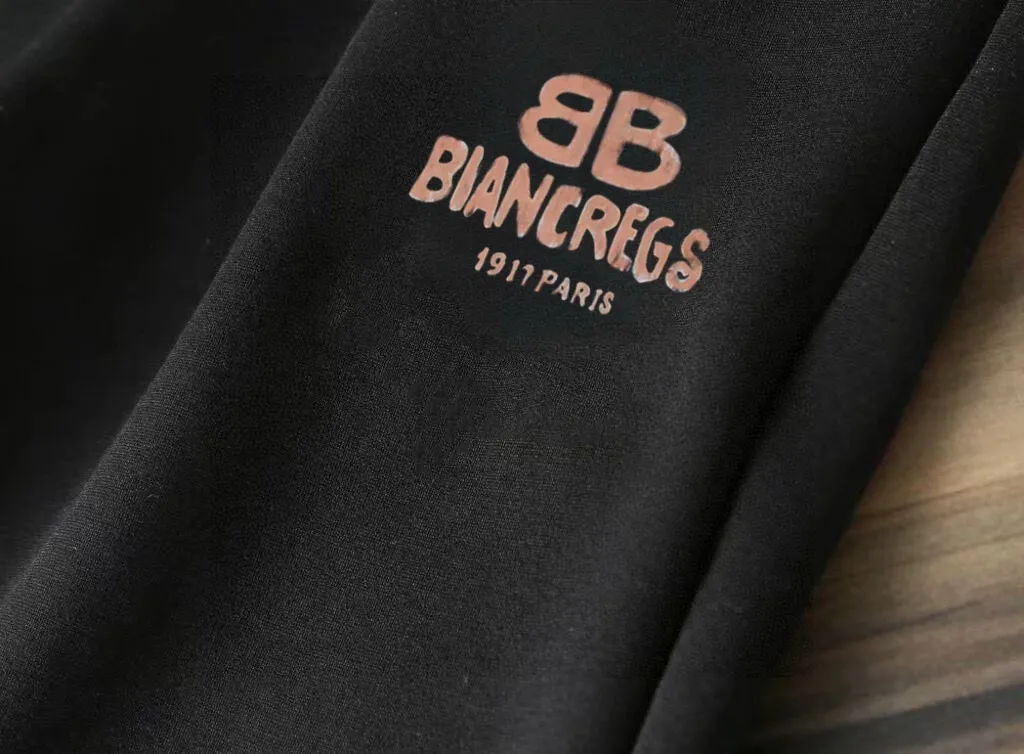 🅿️400 Direct Order [BALENCIAGA] (Fat Man’s Gospel) Hot-selling suit is coming. Focus on the original version of the official website. 2025 new hot-selling cardigan sweater suit. The original order is the best. 🇭🇰The meticulous work of top designers. It is a fitting and perfect upper body effect. 100% natural high-quality Roman cotton, close-fitting comfort, noble and elegant! Original hardware embodies elegance and nobility! Counter size: M-5XL (maximum wear up to 220 pounds)