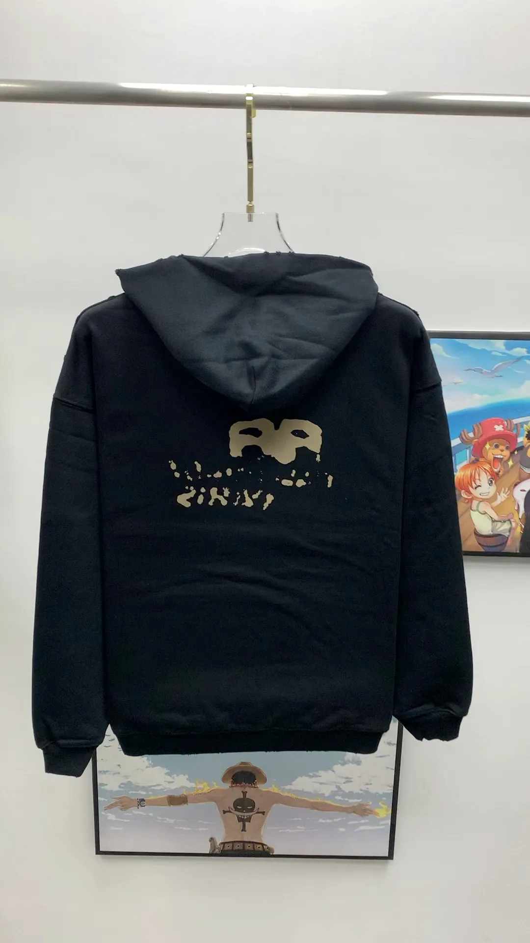 Real shot video on the back————Top tested version BALENCIAGA/Balenciaga 2023 SS BB hand-painted graffiti printed hooded sweatshirt ✅No.1 quality in this market Real ceiling quality ✅All original development pay attention to detail pictures to avoid stolen pictures from merchants ✅Correct 450g custom-woven and dyed 100% cotton double yarn tight cotton fabric ✅Imported Conley direct-injection printing color ZP consistent, clear and firm, no feel ✅Clear texture Soft and comfortable threads are custom-woven and dyed, no color difference ✅ over-weight craftsmanship, good color fastness, consistent ZP. Here I will explain why I am a little more expensive than others, 1. It seems to be a simple printing or embroidery, but it is not simple at all. 10000% imported machine restoration. Not just words. Welcome to compare with peers. 2. Each model is produced by the company. It’s not shameful to make a replica, it’s shameful if you can’t buy the correct version if you make a replica. 3. Note that the threaded collars are all original collars of certain countries and regions, with high wrapping. The width of the neckline and cabinets are accurate to the millimeter. Thick necklines are not easy to deform. The collars of high-end products are all restored cabinets. They are different from the big collars in the world. Ordinary garbage short-sleeves are printed with a print. The clavicle of the upper body is exposed. Please be patient. Customers who have bought genuine products or have seen genuine products will come back to place orders again. This is quality. This is quality. 4. Different styles of washed wheat main wheat, including imported wheat, have different colors and codes. Really restore the counter. As we all know, Balenciaga's collar labels in each quarter have different English or different colors. This distinguishes fast food from the world's same-colored main wheat washed wheat. 5. Pay attention to the workmanship. The stitching at the neckline has no folds, smooth and natural without overlapping lines, and truly restores this. This is something that many people cannot do. 6. The fabric is made of 450g Paris-specific double yarn. No one can make better fabrics than my family. There's really no way to compare it with the ordinary version on the market. Respect it. It's genuine and costs several thousand yuan. Don't buy it. Quality 7. The workmanship is fully restored. The packaging is fully restored. The cost is huge. 8. I guarantee here that this is the highest quality you can find. Size: XS-S-M-L (the correct version is very large) Color: black P:450