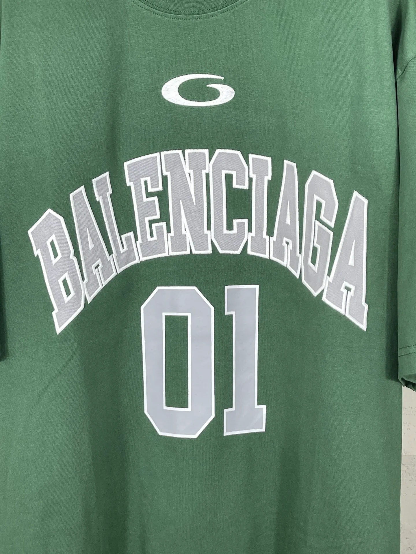 🅿️210 Actual pictures [Top version. Official website quality] BALENCI*GA/Paris.SS25 latest basketball uniform embroidered printed long-sleeved T-shirt. The front embroidery is embroidered and printed using a Tajima computer embroidery machine, the lower left corner is stamped, and the back piece is printed. Brick cabinets are synchronized. Genuine products are developed at the first time. The fabric is made of Paris ZP custom-woven and dyed cotton double yarn. Weighing 260 grams, the cloth surface is clean. The cloth pattern is clear, soft and comfortable. The threads are dyed with no color difference. The printing uses environmentally friendly imported materials, the letters are clear and the effect is three-dimensional. The version adopts OS loose shoulder design. Same style for men and women. Code: BL253626 Color: black, white, orchid, purple, yellow, green. Size: XS S M L