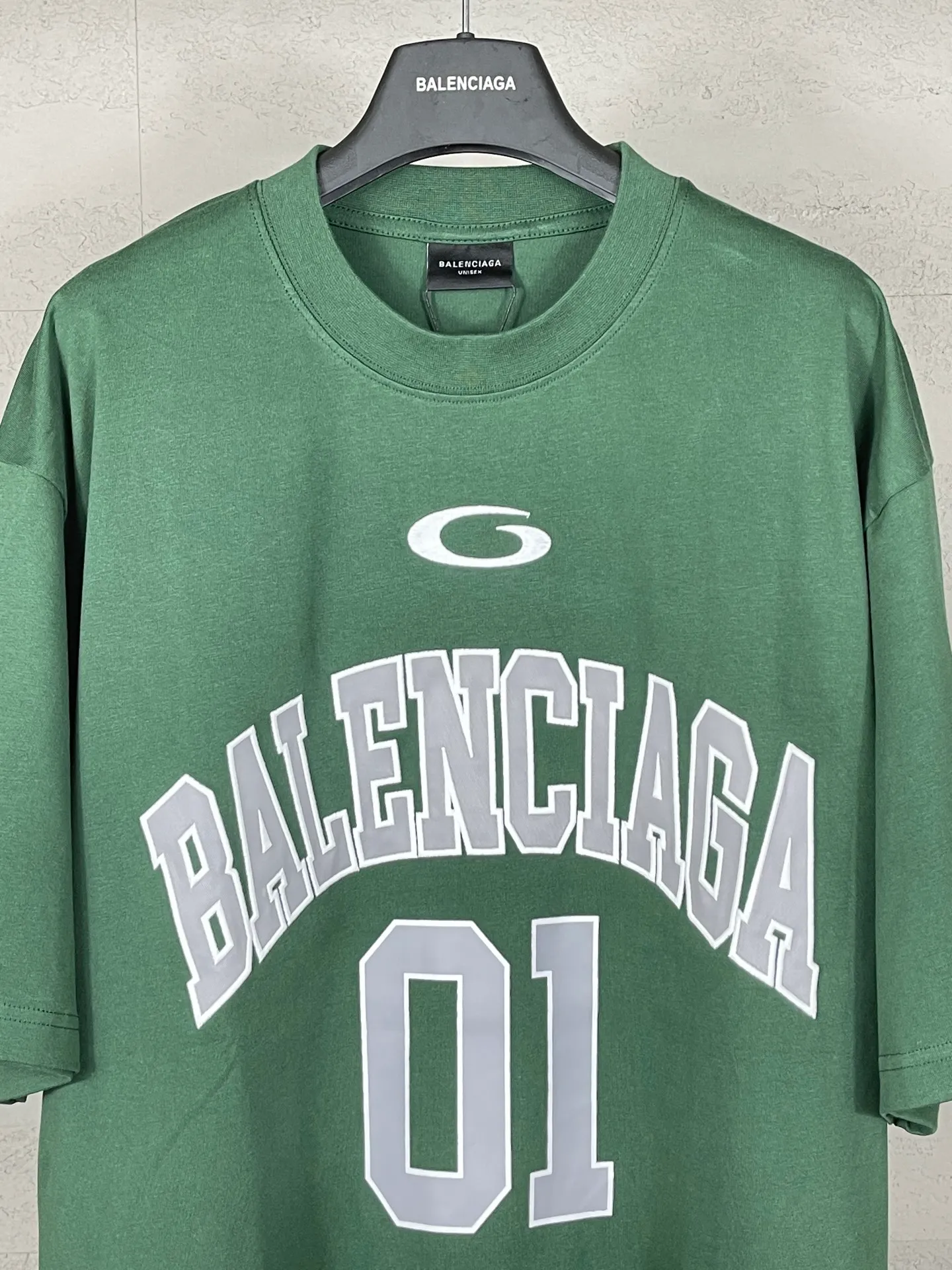 🅿️210 Actual pictures [Top version. Official website quality] BALENCI*GA/Paris.SS25 latest basketball uniform embroidered printed long-sleeved T-shirt. The front embroidery is embroidered and printed using a Tajima computer embroidery machine, the lower left corner is stamped, and the back piece is printed. Brick cabinets are synchronized. Genuine products are developed at the first time. The fabric is made of Paris ZP custom-woven and dyed cotton double yarn. Weighing 260 grams, the cloth surface is clean. The cloth pattern is clear, soft and comfortable. The threads are dyed with no color difference. The printing uses environmentally friendly imported materials, the letters are clear and the effect is three-dimensional. The version adopts OS loose shoulder design. Same style for men and women. Code: BL253626 Color: black, white, orchid, purple, yellow, green. Size: XS S M L