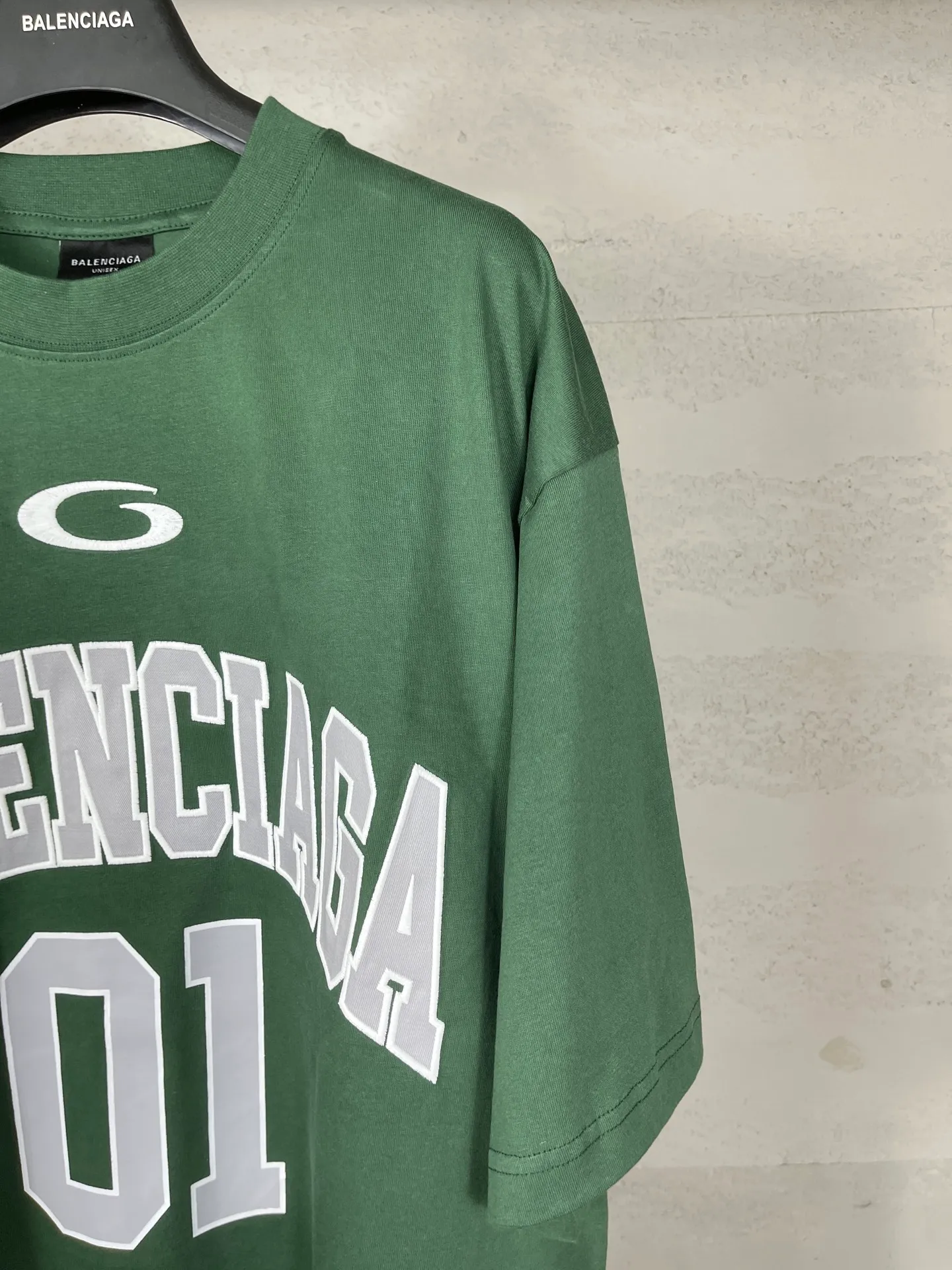 🅿️210 Actual pictures [Top version. Official website quality] BALENCI*GA/Paris.SS25 latest basketball uniform embroidered printed long-sleeved T-shirt. The front embroidery is embroidered and printed using a Tajima computer embroidery machine, the lower left corner is stamped, and the back piece is printed. Brick cabinets are synchronized. Genuine products are developed at the first time. The fabric is made of Paris ZP custom-woven and dyed cotton double yarn. Weighing 260 grams, the cloth surface is clean. The cloth pattern is clear, soft and comfortable. The threads are dyed with no color difference. The printing uses environmentally friendly imported materials, the letters are clear and the effect is three-dimensional. The version adopts OS loose shoulder design. Same style for men and women. Code: BL253626 Color: black, white, orchid, purple, yellow, green. Size: XS S M L