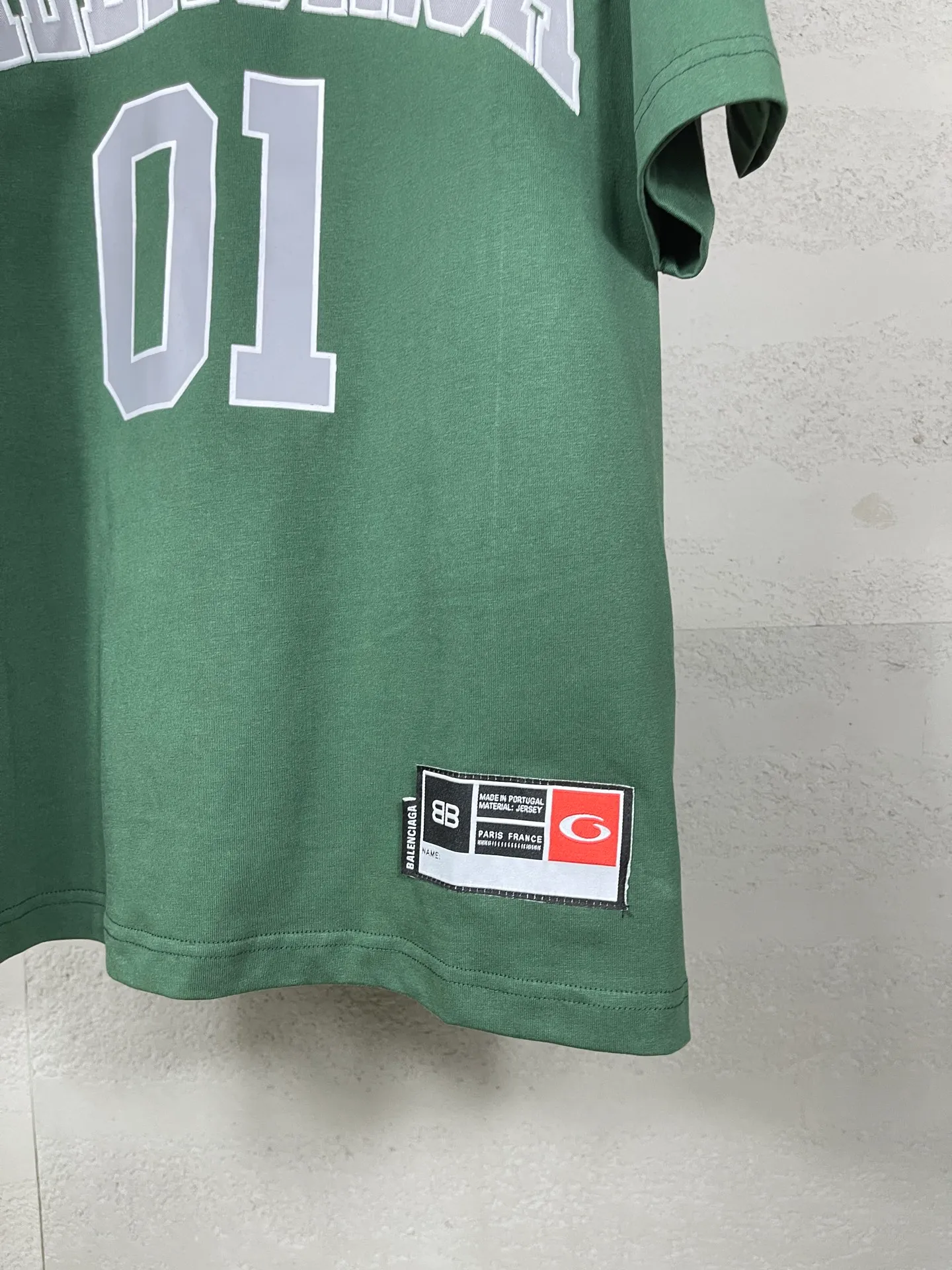 🅿️210 Actual pictures [Top version. Official website quality] BALENCI*GA/Paris.SS25 latest basketball uniform embroidered printed long-sleeved T-shirt. The front embroidery is embroidered and printed using a Tajima computer embroidery machine, the lower left corner is stamped, and the back piece is printed. Brick cabinets are synchronized. Genuine products are developed at the first time. The fabric is made of Paris ZP custom-woven and dyed cotton double yarn. Weighing 260 grams, the cloth surface is clean. The cloth pattern is clear, soft and comfortable. The threads are dyed with no color difference. The printing uses environmentally friendly imported materials, the letters are clear and the effect is three-dimensional. The version adopts OS loose shoulder design. Same style for men and women. Code: BL253626 Color: black, white, orchid, purple, yellow, green. Size: XS S M L