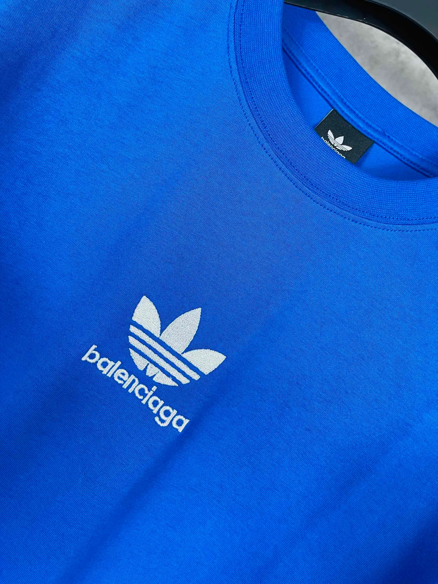 🅿️186 Real photos [Top version. Official website quality] BALENCI*GA/Paris co-branded Adidas three-leaf clover three-stripe LOGO embroidered short-sleeved T-shirt# The fabric is made of Paris ZP custom-woven and dyed cotton double yarn. Weighing 260 grams, the cloth surface is clean. The cloth pattern is clear, soft and comfortable. The threads are dyed with no color difference. The classic pattern embroidery uses imported embroidery, and the letters are clear, three-dimensional and without rough edges. Jubie market produces pictures based on pictures. Welcome to compare. The version adopts OS loose shoulder design. Same style for men and women. Coding: BL223018 Color: black, white, blue, pink, red, royal blue Size: XS to L