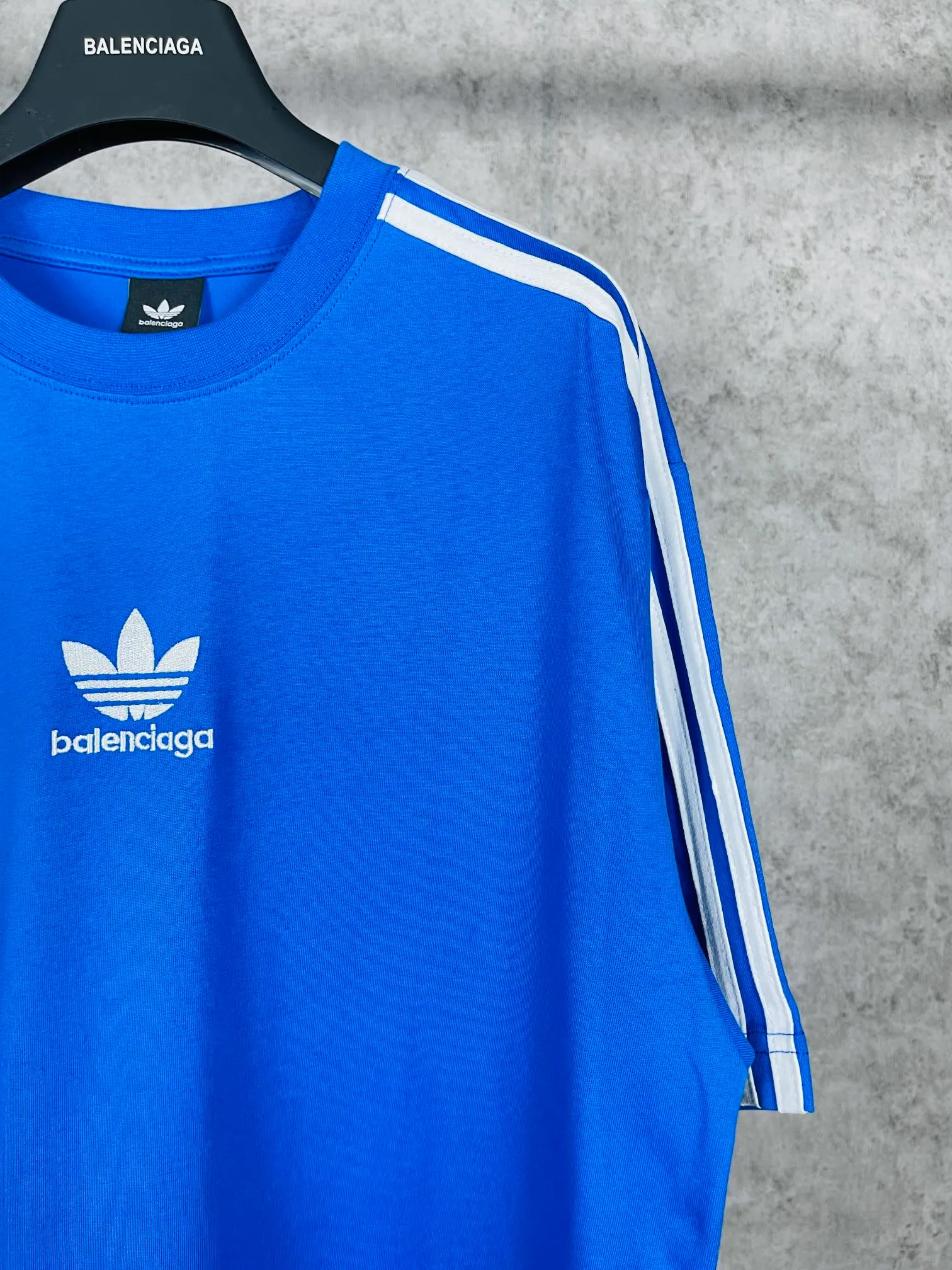 🅿️186 Real photos [Top version. Official website quality] BALENCI*GA/Paris co-branded Adidas three-leaf clover three-stripe LOGO embroidered short-sleeved T-shirt# The fabric is made of Paris ZP custom-woven and dyed cotton double yarn. Weighing 260 grams, the cloth surface is clean. The cloth pattern is clear, soft and comfortable. The threads are dyed with no color difference. The classic pattern embroidery uses imported embroidery, and the letters are clear, three-dimensional and without rough edges. Jubie market produces pictures based on pictures. Welcome to compare. The version adopts OS loose shoulder design. Same style for men and women. Coding: BL223018 Color: black, white, blue, pink, red, royal blue Size: XS to L