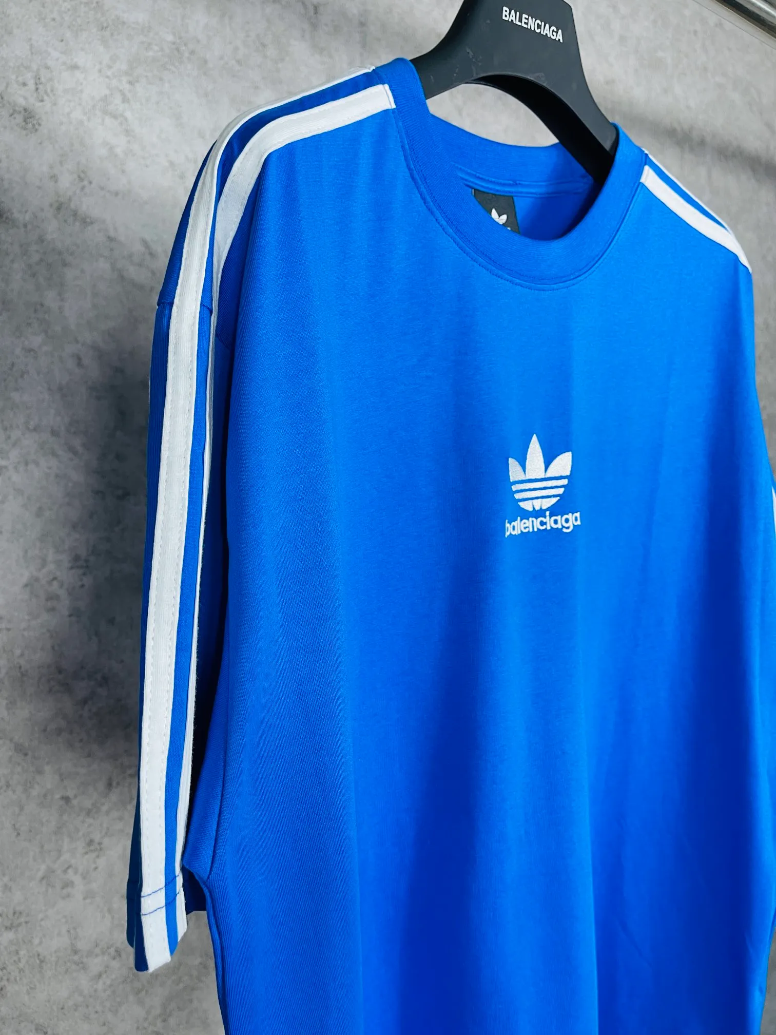 🅿️186 Real photos [Top version. Official website quality] BALENCI*GA/Paris co-branded Adidas three-leaf clover three-stripe LOGO embroidered short-sleeved T-shirt# The fabric is made of Paris ZP custom-woven and dyed cotton double yarn. Weighing 260 grams, the cloth surface is clean. The cloth pattern is clear, soft and comfortable. The threads are dyed with no color difference. The classic pattern embroidery uses imported embroidery, and the letters are clear, three-dimensional and without rough edges. Jubie market produces pictures based on pictures. Welcome to compare. The version adopts OS loose shoulder design. Same style for men and women. Coding: BL223018 Color: black, white, blue, pink, red, royal blue Size: XS to L