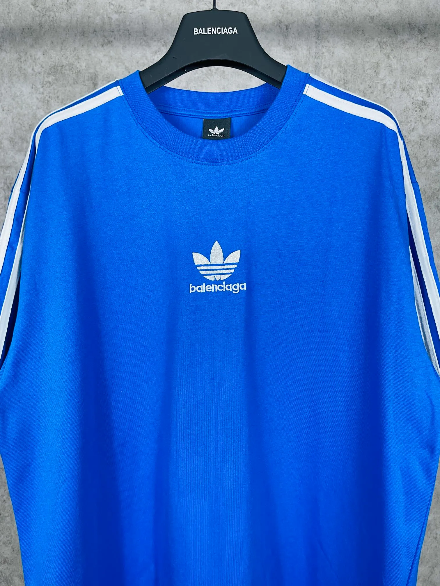 🅿️186 Real photos [Top version. Official website quality] BALENCI*GA/Paris co-branded Adidas three-leaf clover three-stripe LOGO embroidered short-sleeved T-shirt# The fabric is made of Paris ZP custom-woven and dyed cotton double yarn. Weighing 260 grams, the cloth surface is clean. The cloth pattern is clear, soft and comfortable. The threads are dyed with no color difference. The classic pattern embroidery uses imported embroidery, and the letters are clear, three-dimensional and without rough edges. Jubie market produces pictures based on pictures. Welcome to compare. The version adopts OS loose shoulder design. Same style for men and women. Coding: BL223018 Color: black, white, blue, pink, red, royal blue Size: XS to L