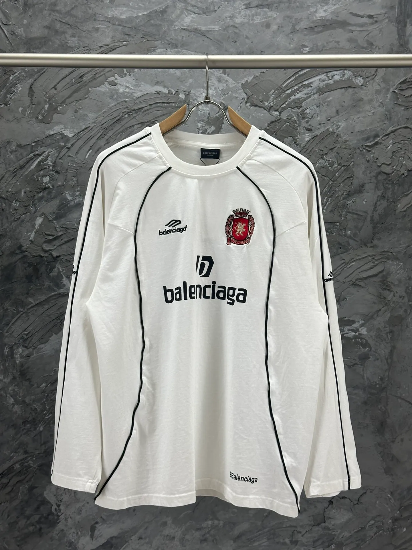 🅿️340 - BALENCI*GA Paris Manchester United co-branded football No. 10 embroidery printed long sleeves, the fabric is made of Paris custom-woven and dyed double-yarn pure cotton fabric. The weight is 280g. The thread is custom-woven and dyed without color difference. The front and rear panels use imported glue screen printing technology + the front and left sleeves use imported Tajima embroidery machine matte light heavy embroidery technology, two high-temperature shaping washes, os dropped shoulders, loose version, same style for men and women! ! -Color: black pink white red -SIZE: XS S M L style number 8606#