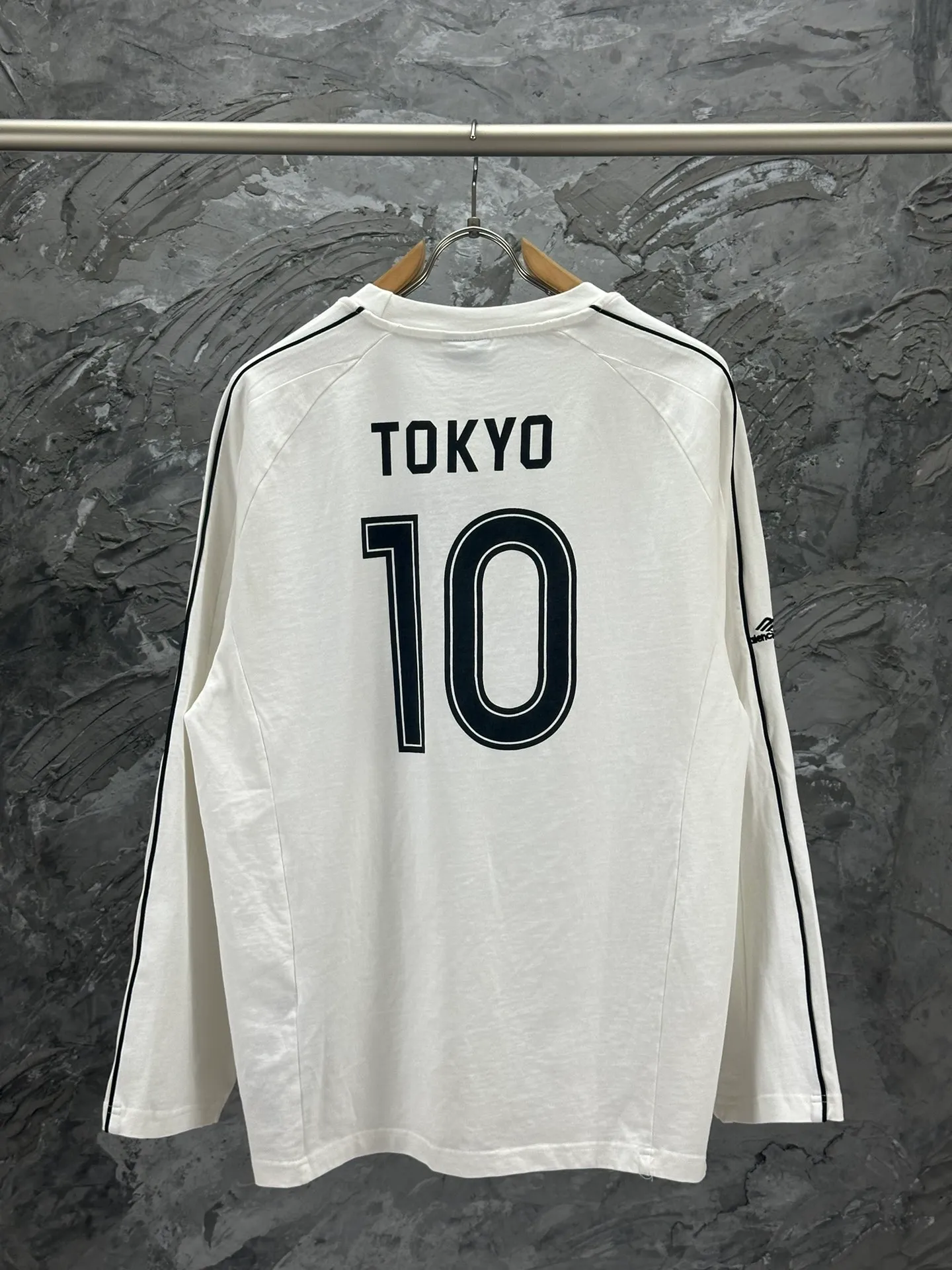 🅿️340 - BALENCI*GA Paris Manchester United co-branded football No. 10 embroidery printed long sleeves, the fabric is made of Paris custom-woven and dyed double-yarn pure cotton fabric. The weight is 280g. The thread is custom-woven and dyed without color difference. The front and rear panels use imported glue screen printing technology + the front and left sleeves use imported Tajima embroidery machine matte light heavy embroidery technology, two high-temperature shaping washes, os dropped shoulders, loose version, same style for men and women! ! -Color: black pink white red -SIZE: XS S M L style number 8606#