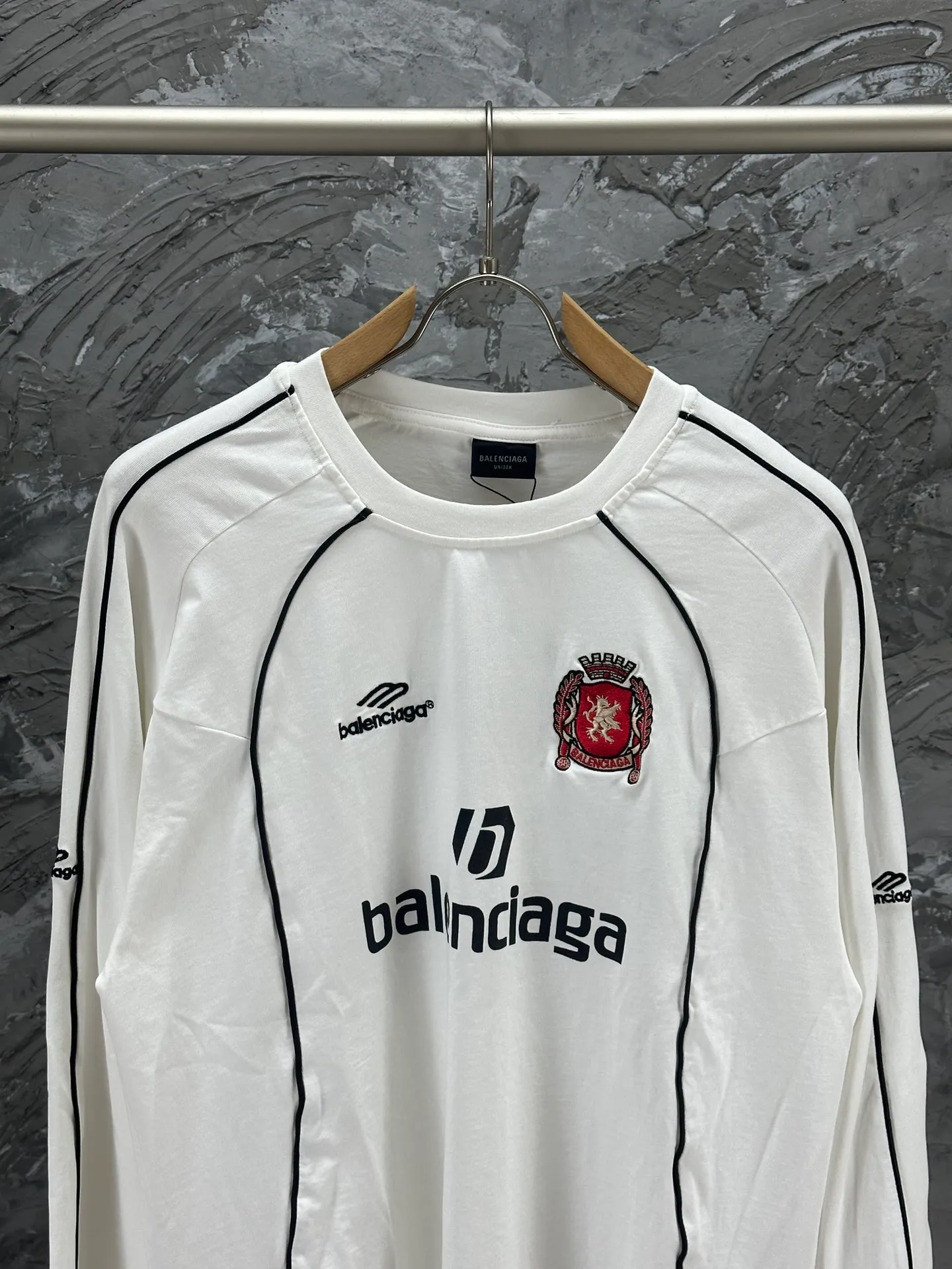 🅿️340 - BALENCI*GA Paris Manchester United co-branded football No. 10 embroidery printed long sleeves, the fabric is made of Paris custom-woven and dyed double-yarn pure cotton fabric. The weight is 280g. The thread is custom-woven and dyed without color difference. The front and rear panels use imported glue screen printing technology + the front and left sleeves use imported Tajima embroidery machine matte light heavy embroidery technology, two high-temperature shaping washes, os dropped shoulders, loose version, same style for men and women! ! -Color: black pink white red -SIZE: XS S M L style number 8606#