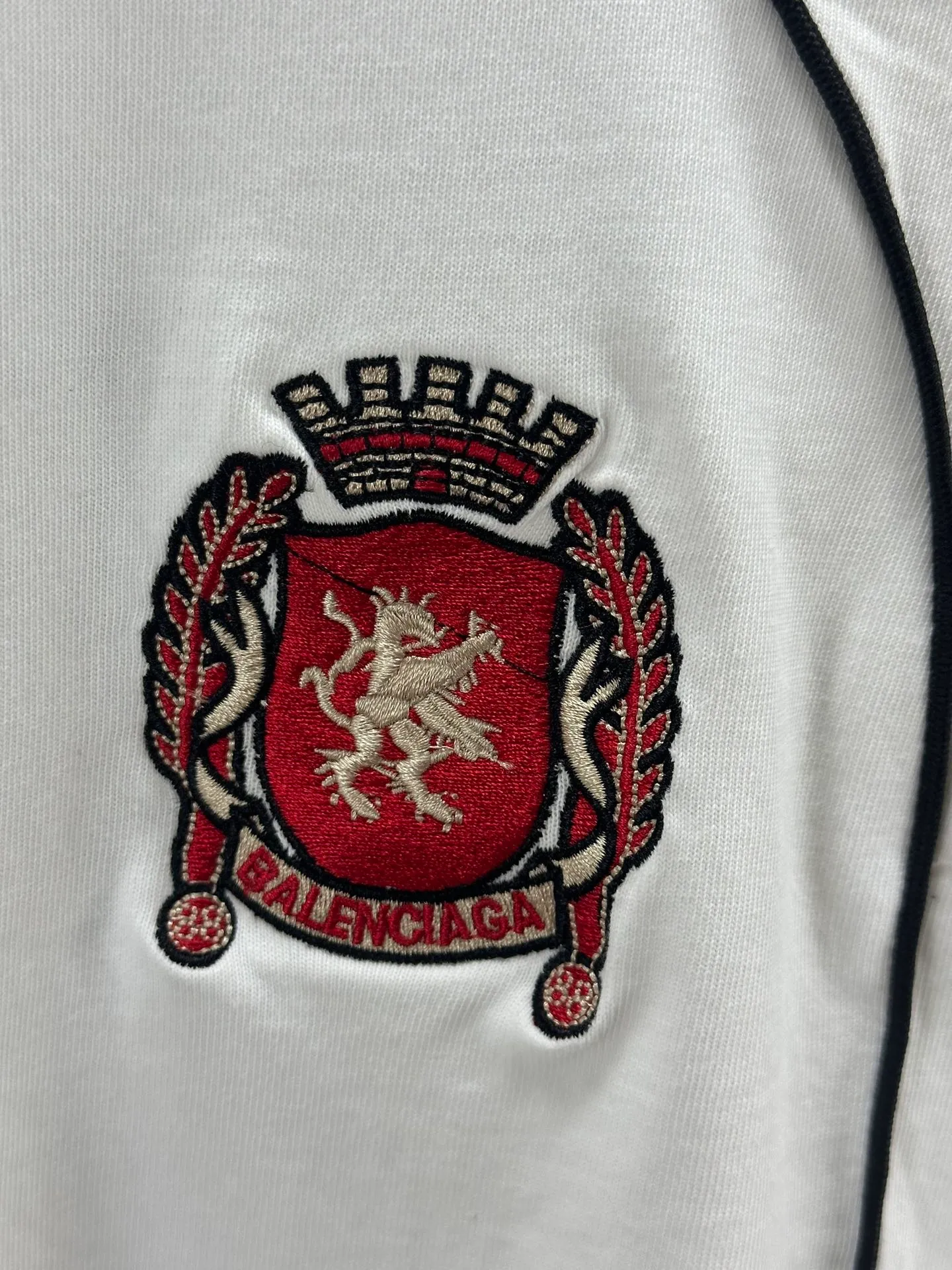 🅿️340 - BALENCI*GA Paris Manchester United co-branded football No. 10 embroidery printed long sleeves, the fabric is made of Paris custom-woven and dyed double-yarn pure cotton fabric. The weight is 280g. The thread is custom-woven and dyed without color difference. The front and rear panels use imported glue screen printing technology + the front and left sleeves use imported Tajima embroidery machine matte light heavy embroidery technology, two high-temperature shaping washes, os dropped shoulders, loose version, same style for men and women! ! -Color: black pink white red -SIZE: XS S M L style number 8606#