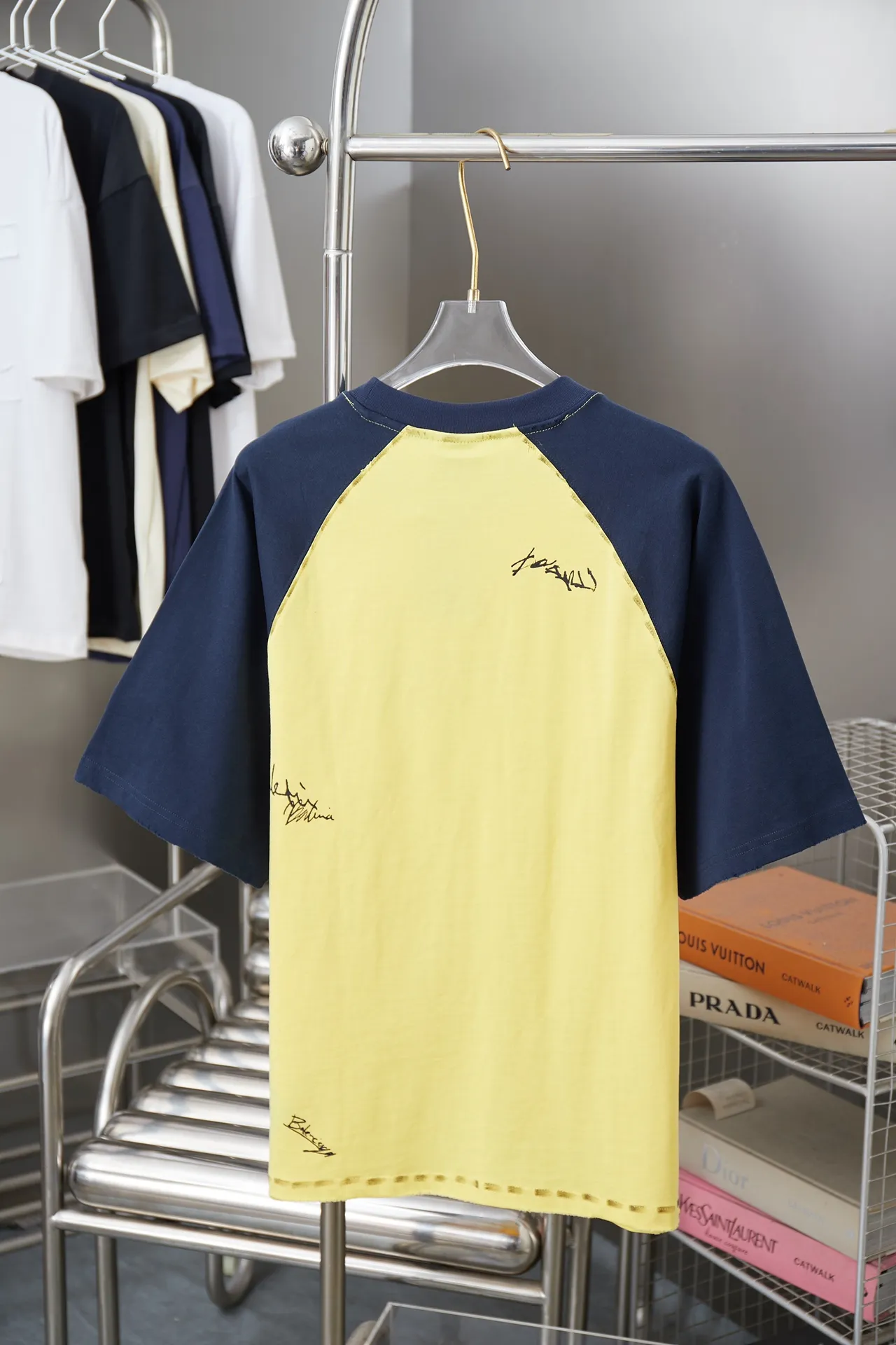 🅿️210 BALELE Balenciaga 25SS early spring new style Contrast color splicing letter logo embroidered short sleeves Light luxury essential item for daily commuting for men and women Correct version Welcome to compare Detailed features · 320g 100% pure cotton double yarn jersey fabric · Custom dyed in the same cylinder, special thickened 32 count double-strand 1X1 thread · Letter logo embroidery · Contrast color stitching on the sleeves · Double-needle sewing and cross-seam technology · Original main mark, washed tag, brand moisture-proof paper packaging Color: white/black/yellow Size: S/M/L/XL