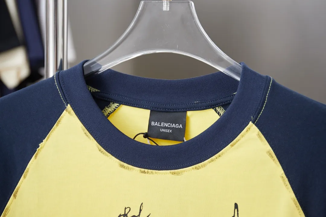🅿️210 BALELE Balenciaga 25SS early spring new style Contrast color splicing letter logo embroidered short sleeves Light luxury essential item for daily commuting for men and women Correct version Welcome to compare Detailed features · 320g 100% pure cotton double yarn jersey fabric · Custom dyed in the same cylinder, special thickened 32 count double-strand 1X1 thread · Letter logo embroidery · Contrast color stitching on the sleeves · Double-needle sewing and cross-seam technology · Original main mark, washed tag, brand moisture-proof paper packaging Color: white/black/yellow Size: S/M/L/XL