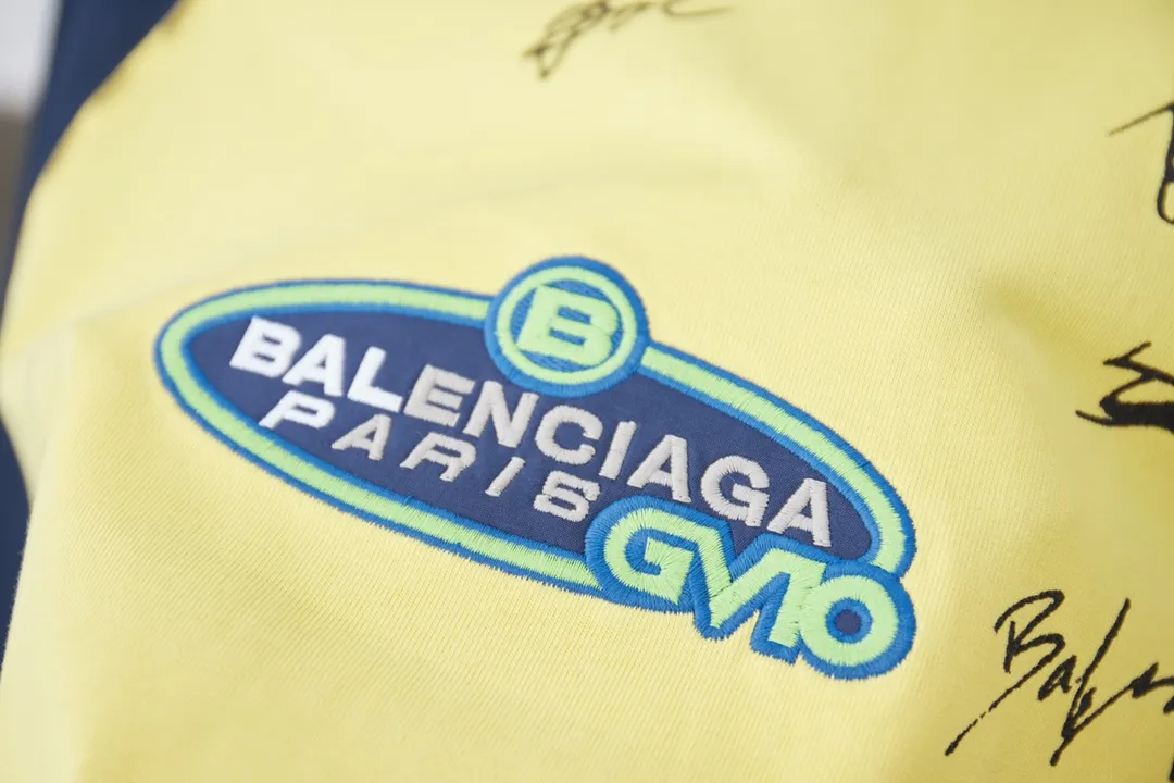 🅿️210 BALELE Balenciaga 25SS early spring new style Contrast color splicing letter logo embroidered short sleeves Light luxury essential item for daily commuting for men and women Correct version Welcome to compare Detailed features · 320g 100% pure cotton double yarn jersey fabric · Custom dyed in the same cylinder, special thickened 32 count double-strand 1X1 thread · Letter logo embroidery · Contrast color stitching on the sleeves · Double-needle sewing and cross-seam technology · Original main mark, washed tag, brand moisture-proof paper packaging Color: white/black/yellow Size: S/M/L/XL