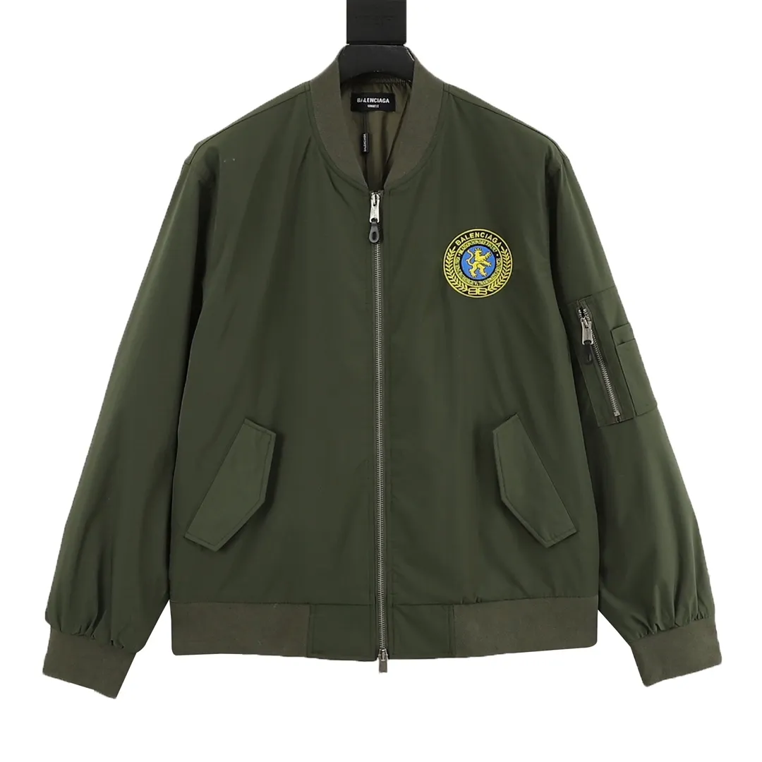 🅿️570 Balenciaga/Balenciaga patch bomber jacket. Customized dense-pore cold-pressed fiber nylon fabric and velvet cloud cotton sheet inside. Full texture, thick and solid. Every inch contains heavy warmth. It is based on pure black to support all edges. Slightly dropped shoulder silhouette to accommodate the body shape. Gilt lion emblem patch embellishments on the chest. It continues the identity identification function of the badge. It is a silent statement when worn on the body. The lining and filling design highlight the wrapping effect, cleverly integrating the warmth of cotton clothing with the aesthetics of life, leading the trend in the name of design! Size: XS-L