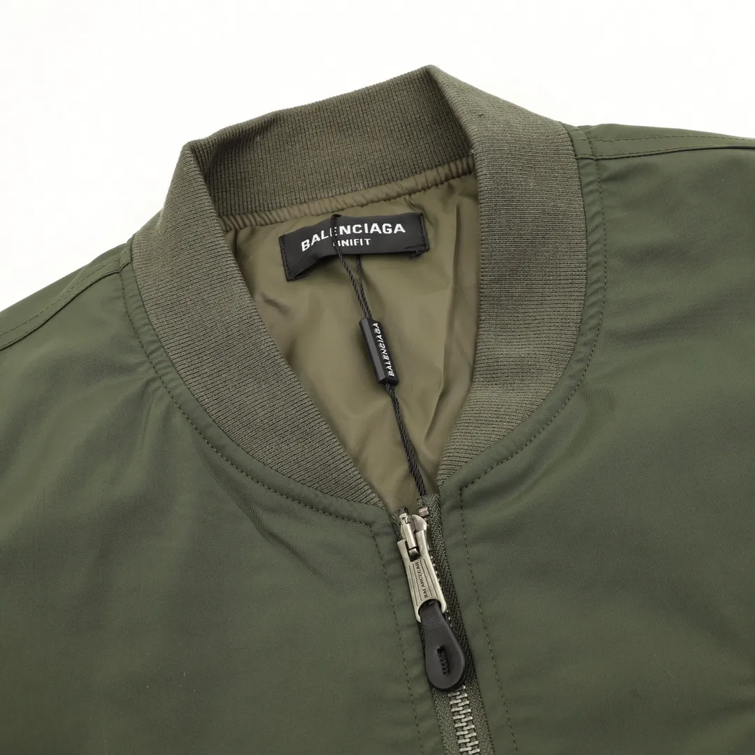 🅿️570 Balenciaga/Balenciaga patch bomber jacket. Customized dense-pore cold-pressed fiber nylon fabric and velvet cloud cotton sheet inside. Full texture, thick and solid. Every inch contains heavy warmth. It is based on pure black to support all edges. Slightly dropped shoulder silhouette to accommodate the body shape. Gilt lion emblem patch embellishments on the chest. It continues the identity identification function of the badge. It is a silent statement when worn on the body. The lining and filling design highlight the wrapping effect, cleverly integrating the warmth of cotton clothing with the aesthetics of life, leading the trend in the name of design! Size: XS-L