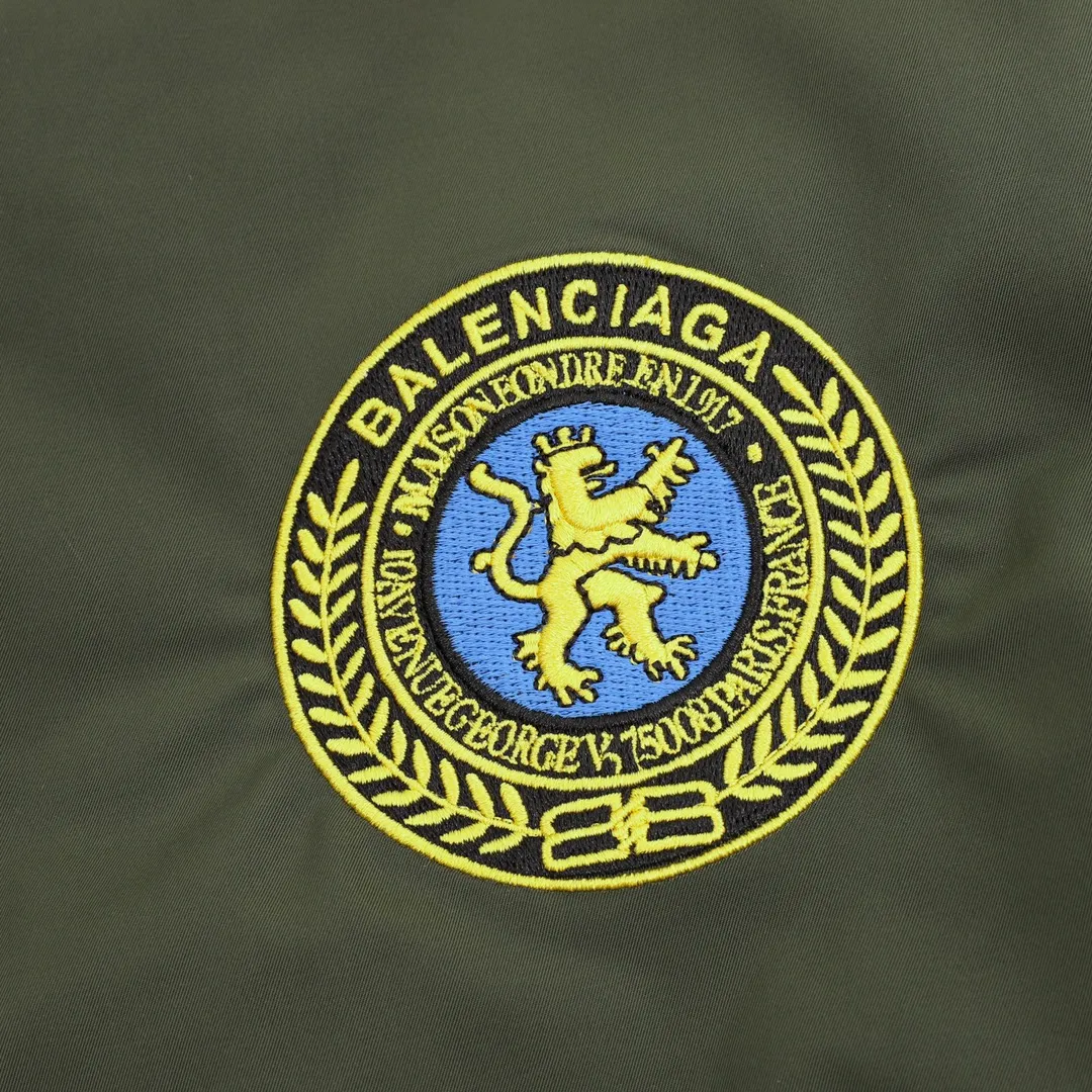 🅿️570 Balenciaga/Balenciaga patch bomber jacket. Customized dense-pore cold-pressed fiber nylon fabric and velvet cloud cotton sheet inside. Full texture, thick and solid. Every inch contains heavy warmth. It is based on pure black to support all edges. Slightly dropped shoulder silhouette to accommodate the body shape. Gilt lion emblem patch embellishments on the chest. It continues the identity identification function of the badge. It is a silent statement when worn on the body. The lining and filling design highlight the wrapping effect, cleverly integrating the warmth of cotton clothing with the aesthetics of life, leading the trend in the name of design! Size: XS-L
